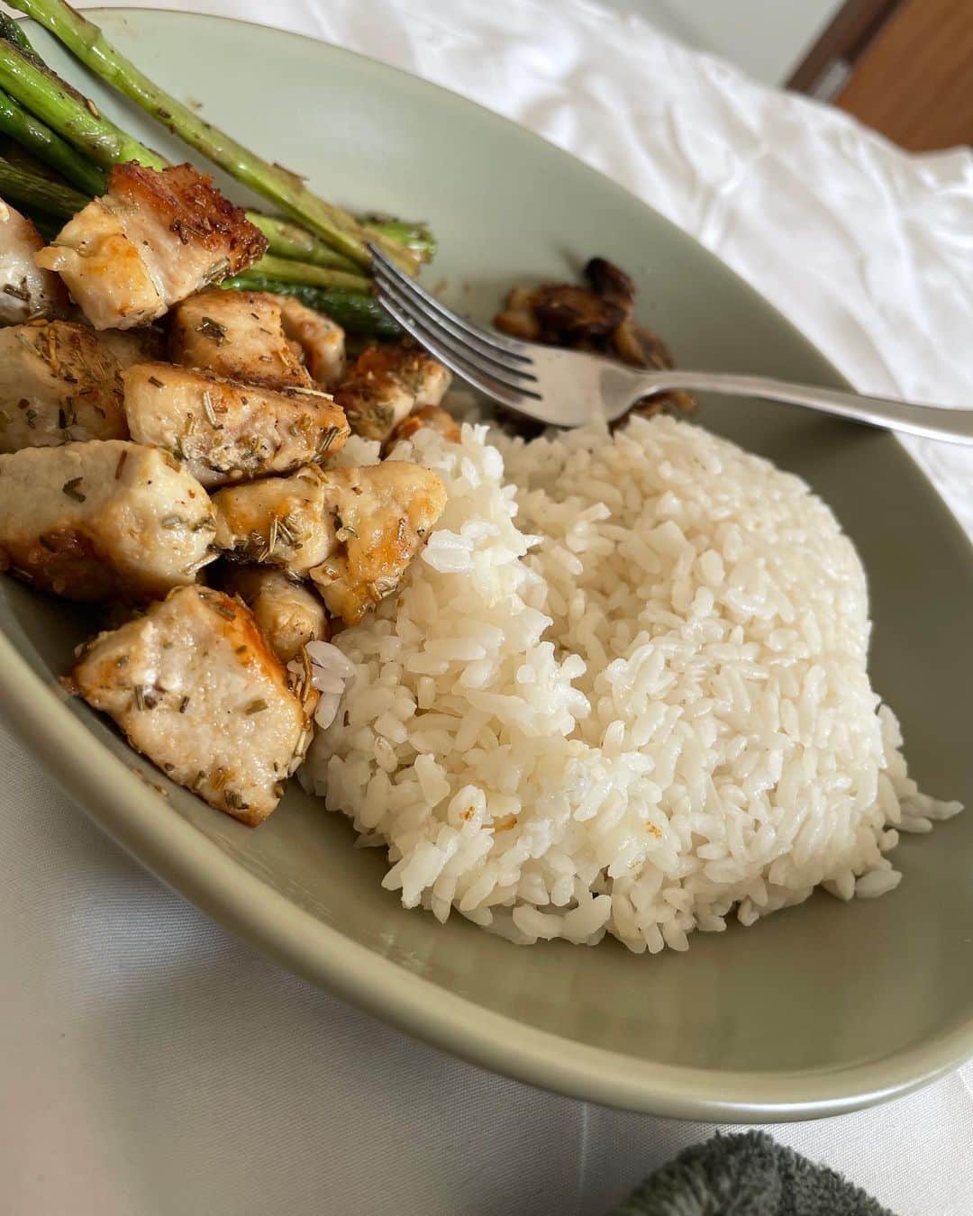 KatoHinata のインスタグラム：「世界一美味しいささみレシピ インスタでも教える🥹🤍  ささみのローズマリー焼き🌿 真似して作ってみてね❕  【材料】 ささみ 200g ＊塩 適量 ＊ガーリックパウダー 適量 ＊ローズマリー 適量 オリーブオイル 適量 付け合わせの野菜（お好み）おすすめはアスパラとマッシュルームとトマト😈  ⚪️ちなみにささみじゃなくても胸肉でももも肉でも信じられないくらい、めちゃめちゃ美味しいです!  【作り方】  ①オリーブオイルを🍳に引く  ②ささみを入れて ＊ を入れる 　これと同時に野菜も入れる！  ③しっかり片面を焼いたら 　弱火にしてひっくり返して 　蓋をして3分待つ  ④3分を経ったら、また片面を 　ひっくり返して蓋をして 　こんがり焼いていく  野菜がしんなりしたら完成❕  2枚目以降に作ってくれたみんなのDMも載せる🥹🤤🤤🤤  ほんっっっとに美味しいから絶対作ってね！！！！！！  もっと詳しい作り方を動画で見たい方は YouTubeにも載せてるから見てみてね🫡  #ダイエット #ささみレシピ #ダイエットレシピ #レシピ」