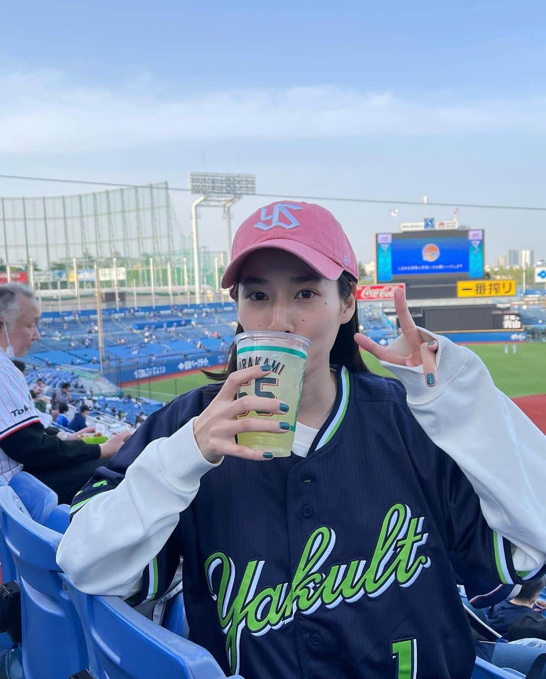 高嶋香帆のインスタグラム：「ヤクルトファンの両親に神宮球場へ連れて行ってもらいました。  最後の動画は試合に勝った時の傘振り音頭☂️  ビンゴカードをもらいに並んだり、グッズを購入したり、 野球って観戦する以外にも楽しみが沢山あるんですね⚾️  面白かった👶」