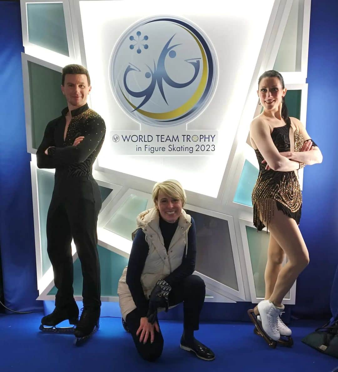 シャルレーヌ・ギニャールのインスタグラム：「Ready for the last competition of the season! 💪🫶 #worldteamtrophy2023 #wtt2023 #isufigureskating #isu #icedance #fiammeazzurre #poliziapenitenziaria #fisg4passion #conisocial #coni #italiateam🇮🇹  #guignardfabbri #jacksonultima #tokyo #japan #lastcompetitionoftheseason」