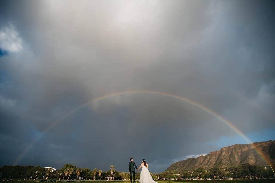 ラヴィ•ファクトリーさんのインスタグラム写真 - (ラヴィ•ファクトリーInstagram)「. 【写真で叶える結婚式】 . 虹がかかるダイヤモンドヘッド🌈 壮大なロケーションでのお写真と 美しいサンセットのお写真は ハワイならではの情景です✨ . —————— ラヴィファクトリー: @laviefactoryhawaii Photographer: @sakaken AREA:HAWAII —————— @laviefactoryをフォローして #laviefactory #ラヴィファクトリー のハッシュタグをつけて お写真を投稿してみてくださいね✳︎ . こちらの公式IG（@laviefactory） で取り上げさせていただきます✨ . 思わず笑顔になれるハートのある 「家族写真」はラヴィクルール* >>>@laviecouleur_official . #wedding #weddingphotography #photo  #ハートのある写真 #instawedding #結婚写真 #ウェディング #ウェディングフォト #撮影指示書 #ロケーションフォト #前撮り#写真好きな人と繋がりたい #フォトウェディング #卒花 #後撮り #ウェディングニュース #前撮り小物 #前撮りフォト #前撮りアイテム #ウェディング撮影 #撮影構図 #前撮りアイディア #撮影指示書 #花嫁コーディネート #HAWAII #ハワイ前撮り #ハネムーン #リゾ婚」4月12日 17時43分 - laviefactory