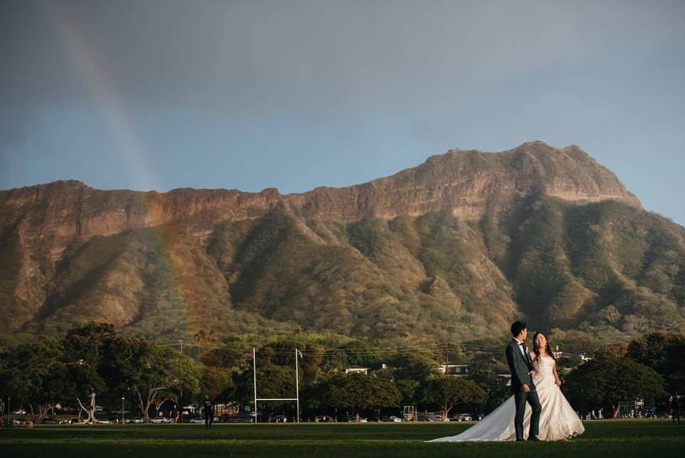 ラヴィ•ファクトリーさんのインスタグラム写真 - (ラヴィ•ファクトリーInstagram)「. 【写真で叶える結婚式】 . 虹がかかるダイヤモンドヘッド🌈 壮大なロケーションでのお写真と 美しいサンセットのお写真は ハワイならではの情景です✨ . —————— ラヴィファクトリー: @laviefactoryhawaii Photographer: @sakaken AREA:HAWAII —————— @laviefactoryをフォローして #laviefactory #ラヴィファクトリー のハッシュタグをつけて お写真を投稿してみてくださいね✳︎ . こちらの公式IG（@laviefactory） で取り上げさせていただきます✨ . 思わず笑顔になれるハートのある 「家族写真」はラヴィクルール* >>>@laviecouleur_official . #wedding #weddingphotography #photo  #ハートのある写真 #instawedding #結婚写真 #ウェディング #ウェディングフォト #撮影指示書 #ロケーションフォト #前撮り#写真好きな人と繋がりたい #フォトウェディング #卒花 #後撮り #ウェディングニュース #前撮り小物 #前撮りフォト #前撮りアイテム #ウェディング撮影 #撮影構図 #前撮りアイディア #撮影指示書 #花嫁コーディネート #HAWAII #ハワイ前撮り #ハネムーン #リゾ婚」4月12日 17時43分 - laviefactory