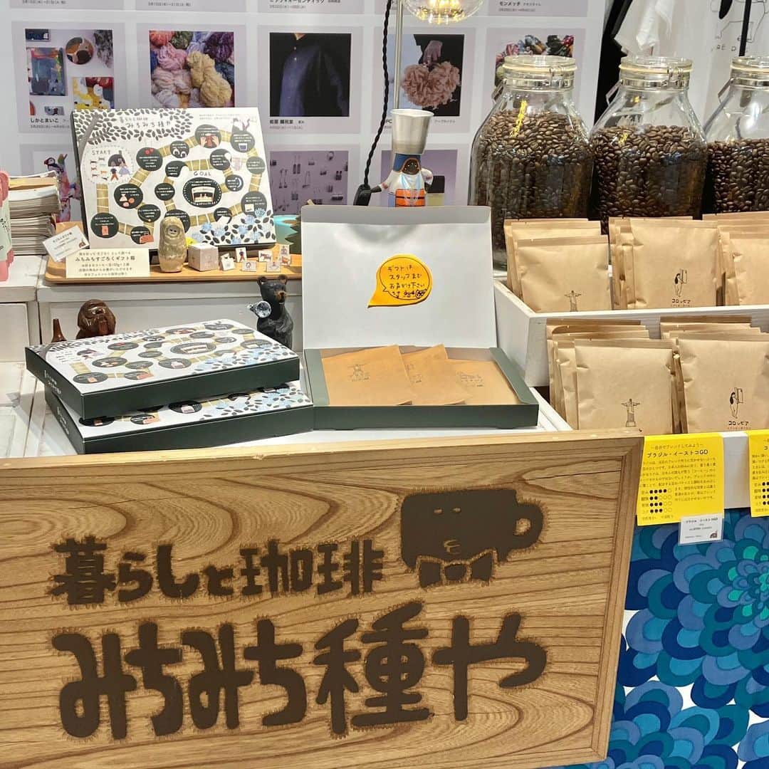 daimarusapporoさんのインスタグラム写真 - (daimarusapporoInstagram)「ほっこりコーヒーとほんわかアート🌷 7階 エスカレーター前で開催中の『20creators 北海道の20人のクリエイターたち』。  北海道の作り手たちが1週間ごとに登場するこの企画も、残すところあと2週間となりました😫 今週は、おいしいコーヒーとかわいいアートが登場です❤  〈#暮らしと珈琲みちみち種や〉 石狩で炭火焙煎したコーヒー豆が種類豊富に登場。 「ホッカイドウブレンド」「爽爽ライトブレンド」「デカフェブレンド ピクニック」など 想像がふくらむ名前のブレンドコーヒーがたくさんです☕  〈#滝花保和〉 函館を拠点に活動する美術家の滝花さん。 色とりどりの動物たちの作品には、思わず笑顔になってしまいます🐓 缶バッジ、Tシャツ、トートバッグなどのグッズも盛りだくさんです💐  さらに、みちみち種やのコーヒー豆に滝花さんがパッケージを手がけた『とくべつブレンド』も販売中☕🌸 ぜひ店頭でご覧ください！  ※4/18(火)まで  🎈来週・4/19(水)→25(火)の出店は ・札幌軟石アクセサリー〈Liaison〉 ・香水〈DISER〉 ・白磁〈斉藤佑介〉 です！どうぞお楽しみに🥳  #大丸札幌 #札幌コーヒー #コーヒー豆 #イラストレーター #北海道土産」4月12日 17時44分 - daimarusapporo