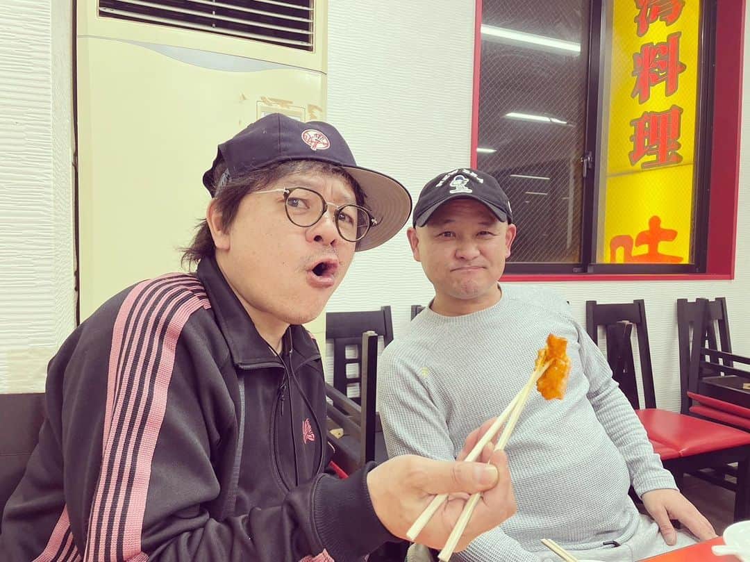 松谷賢示のインスタグラム：「先日、名古屋で弟と一緒にご飯食べに行った時のん。 . #弟 #誠 #名古屋 #台湾料理 #味仙 #昔 #行方不明 になってたけど #今はちゃんと連絡取れる #独身 なんで #恋人募集中 ってことやね #ええ人見つかったらなぁ思てる #お酒好きでスナック行ってたら #モテるんやろけど #お酒飲まんから独りなんやろなぁ #僕が言うのも何やけど #ほんまええやつや」