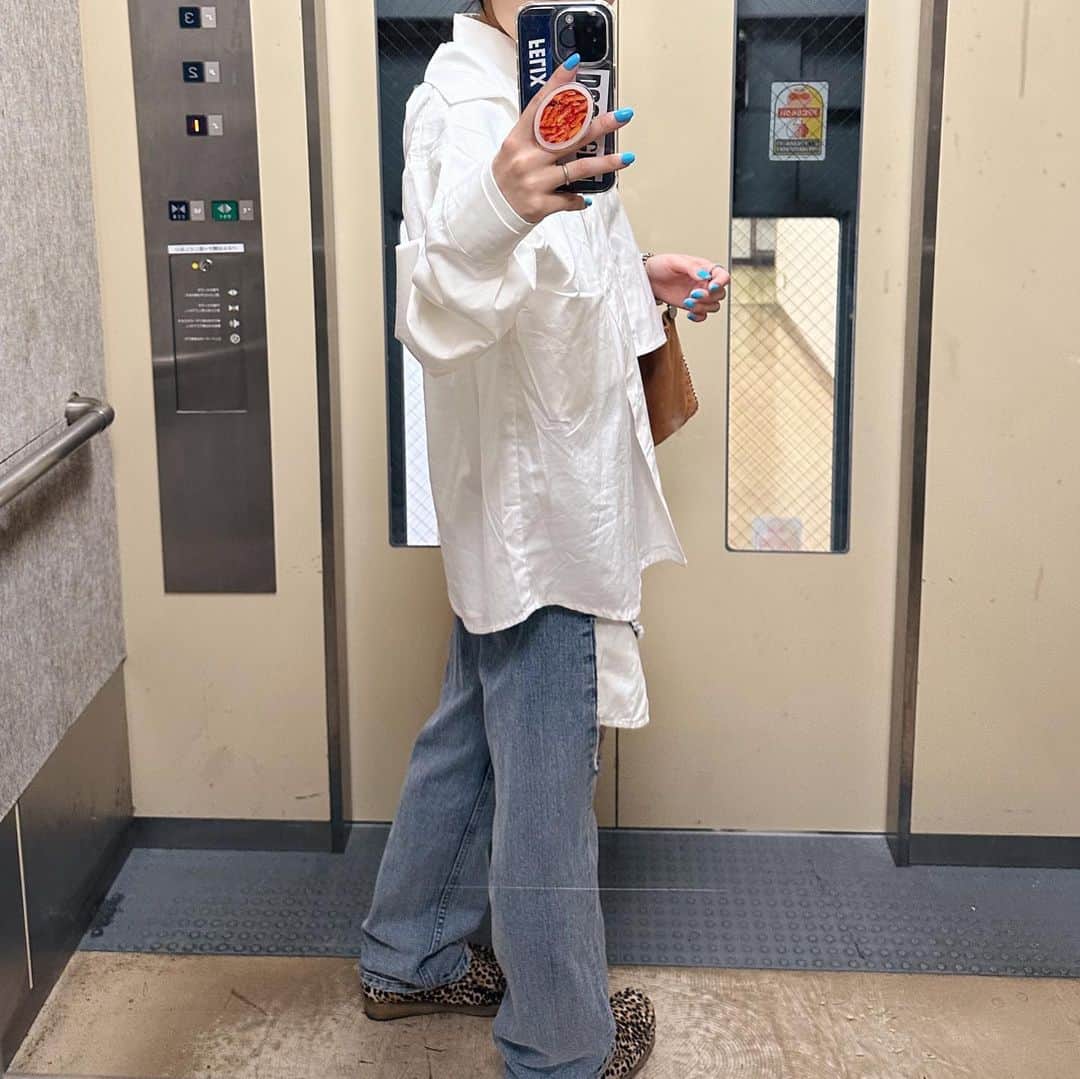 sayocoのインスタグラム：「情報量多めです💬🩶  ①白シャツ2枚重ね風シャツおきに ②久々に引っ張り出した #ワラビーブーツ 🐆 ③ @dupbeauty の4/21発売の新作で #アイメイク (まつパが全然取れない場所があって困ってる🥺) ④アイライナーは「ミルクカプチーノ」マスカラは「モカベージュ」☕️🤎 毎回可愛い名前にまずきゅん🥹💘」