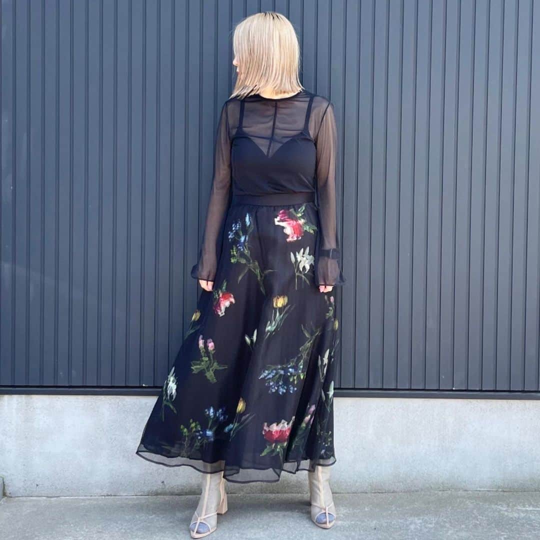 ryuu79hinaのインスタグラム：「#ootd ♡ ・ ・ AMERI ✕ UNIQLO コーデ🖤⋆͛*͛ ・ ・ SOFIA ORGANZA LAYERED SKIRT AMERIオリジナルフラワー柄のスカート大好きで何着か持ってるんだけど今回のもはぁ〜😮‍💨可愛いすぎたぁ🫰💕 プリーツスカートとオーガンジーを重ねるとか素敵!!←両方に柄がはいってるとか天才👏 以上…AMERI愛を語ってみました𓈒 𓏸𓈒𓂂𓂃♡ ・ ・ ━━━━━━━━━━━━━━━━━━━━ #AMERI#amerivintage#ユニクロ#UNIQLO#mamekurogouchi#ユニクロコーデ #ユニクロきれいめ部#春服#春コーデ#ブラックコーデ#スカートコーデ#シースルー#大人シンプル#大人コーデ#コーデ記録#ママコーデ#きれいめコーデ#instagood#ファッション#코디#패션스타그램#코디스타그램#옷스타그램#패션#데일리그램#오오티디 #오늘코디 #오오티디룩 #데일리패션」