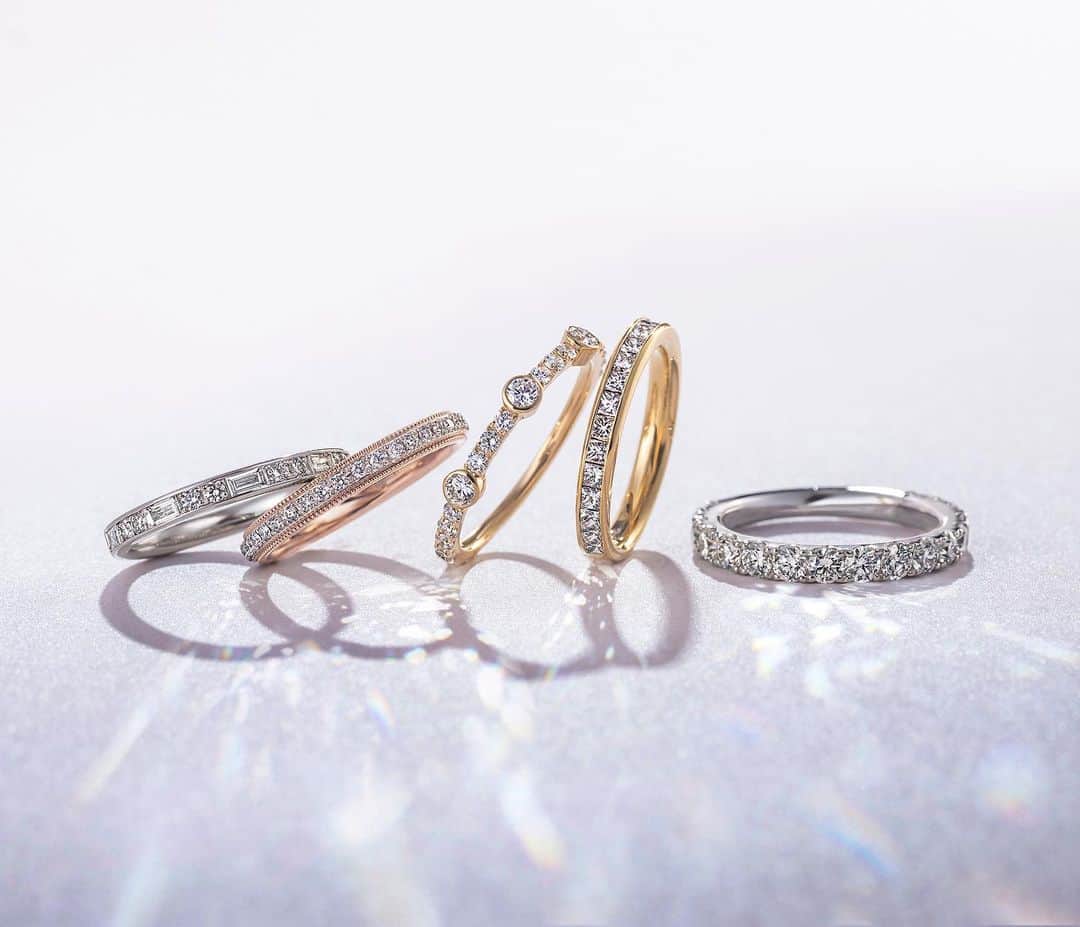 さんのインスタグラム写真 - (Instagram)「「輝きをデザインする」 Eternity Ring Collection  最高品質のダイヤモンドでデザインする輝きのオーケストラ。 彩り豊かな音色を奏でる多彩なデザインと きめ細やかなカスタマイズオプションがもたらす圧倒的なバリエーションがあなただけの運命の1本へと導きます。  〈 Eternity Ring Collection 〉  *右から左へ  ◇ al Fine〈アル フィーネ〉  ◇ Principessa 〈プリンチペッサ〉  ◇ Rondo〈ロンド〉  ◇ Amabile〈ブリランテ〉  ◇ Marcato 〈マルカート〉  💍 プロフィール ▷リンク ▷Eternity Collection  GALA JEWELRY  おかちまち本店 / ‪03-3836-3030‬ 横浜元町店 / ‪045-680-4410‬  〈プレミアムダイヤモンドサロン〉 SDJ銀座本店 / 03-3538-3525  ＋─＋─＋─＋─＋─＋─＋─＋─＋─＋─＋─＋─＋  #GALA #ガラ #婚約指輪 #結婚指輪 #ブライダルリング #エンゲージリング #マリッジリング #婚約 #結婚指輪選び #結婚指輪探し #婚約指輪選び #婚約指輪探し#プレ花嫁 #プレ花嫁さんとつながりたい #プロポーズ準備　#花嫁準備  #結婚準備　#結婚指輪オーダー #エタニティーリング  #ダイヤモンドリング  #石好き #石好きさんと繋がりたい　#重ね付けリング #指輪重ね付け #2023年春婚 #2023年夏婚 #ringstack #eternityband  #engagementring  #weddingring」4月12日 17時51分 - gala_okachimachi