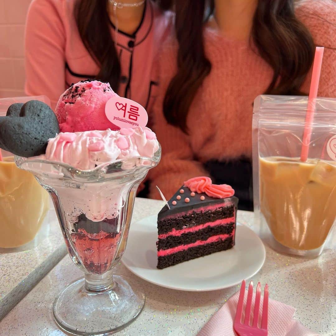 のインスタグラム：「娘達と過ごした春休み🌸 ． 私の体重がヤバすぎる😅😅😅 ． dietに励もう‼️ ． #daughter #sweets  #love  ．」
