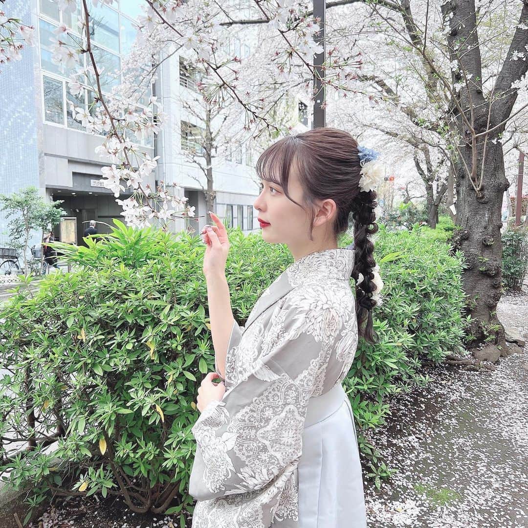 のインスタグラム：「髪の毛かわいくしてもらった🎀   #卒業袴  #卒業式ヘア  #編みおろし」