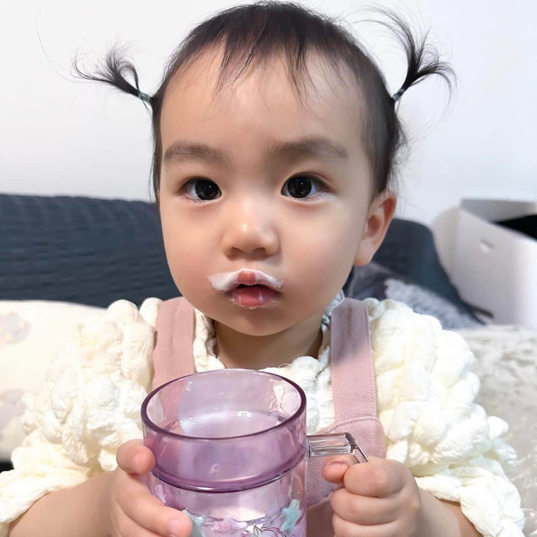 渡辺亜紗美さんのインスタグラム写真 - (渡辺亜紗美Instagram)「⁡ ⁡ 🎅🏻♡꙳⋆ ⁡ ⁡ いちごヨーグルト飲んだら おヒゲが出来て この後とってもツボってました。 ⁡ この日以来、これを飲んだ時のコップを見ると 爆笑します。笑 ⁡ ⁡ にしても、ボサボサすぎますね。👧🏻 ⁡ ⁡ ⁡ #こどものいる生活　#27ヶ月　#2歳4ヶ月　#2歳　#成長記録　#育児日記　#令和2年ベビー #11月生まれ　#2020_autumm_baby部　#baby #babygirl #ベビスタグラム #コドモダカラ　#ママリ　#コドモノ　#女の子ママ　#🎅🏻」4月12日 18時03分 - asami_w_927