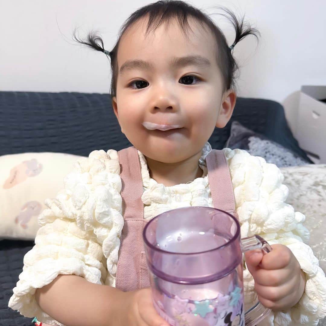 渡辺亜紗美さんのインスタグラム写真 - (渡辺亜紗美Instagram)「⁡ ⁡ 🎅🏻♡꙳⋆ ⁡ ⁡ いちごヨーグルト飲んだら おヒゲが出来て この後とってもツボってました。 ⁡ この日以来、これを飲んだ時のコップを見ると 爆笑します。笑 ⁡ ⁡ にしても、ボサボサすぎますね。👧🏻 ⁡ ⁡ ⁡ #こどものいる生活　#27ヶ月　#2歳4ヶ月　#2歳　#成長記録　#育児日記　#令和2年ベビー #11月生まれ　#2020_autumm_baby部　#baby #babygirl #ベビスタグラム #コドモダカラ　#ママリ　#コドモノ　#女の子ママ　#🎅🏻」4月12日 18時03分 - asami_w_927