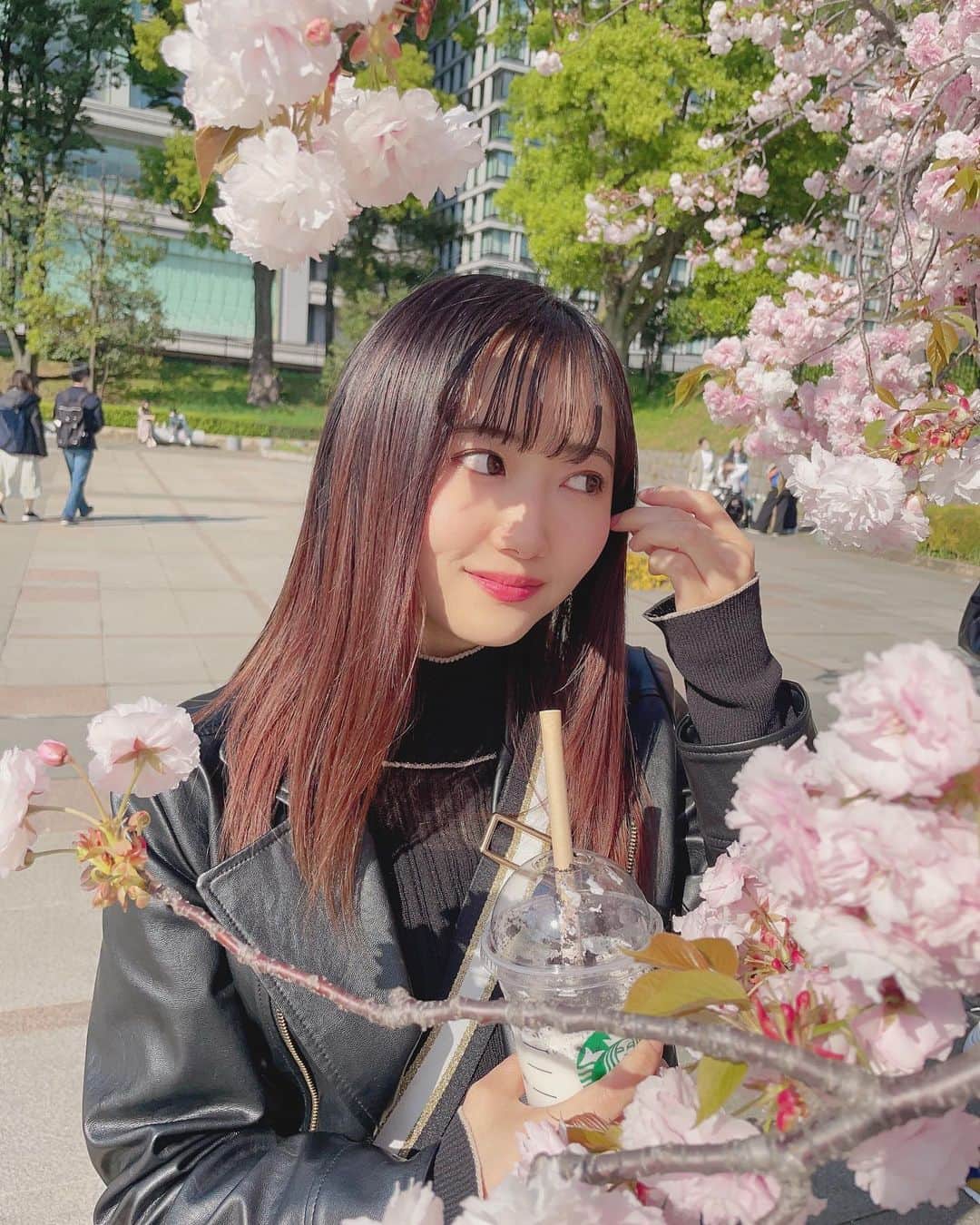 山下夏生のインスタグラム：「春っていいねぇ…🌸 : : 2枚目の笑顔のおなつ、個人的にはクシャッとした自分の笑い方好きじゃないんだけど、何故か人からは評判が良いです。 やっぱ自分で見る自分と人が見る自分て全然違うんだなあ、、 : : あとそろそろ髪がプリンすぎるのとうねりのストレスがやばいので、 カラーもしたいし縮毛矯正もかけたくてうずうずしております🫨🫨🫨  #ヘアスタイル #ストレートヘア #ロングヘア #ポートレートモデル #モデル #写真 #役者 #女優 #声優」