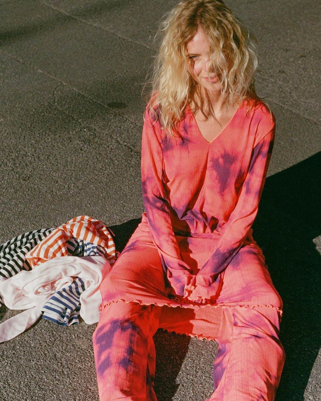 マッツノーガードのインスタグラム：「Coordinating with the sun in our new tie dye 🧡   Find the new collection online and in-store now!  #madsnorgaard #newin」