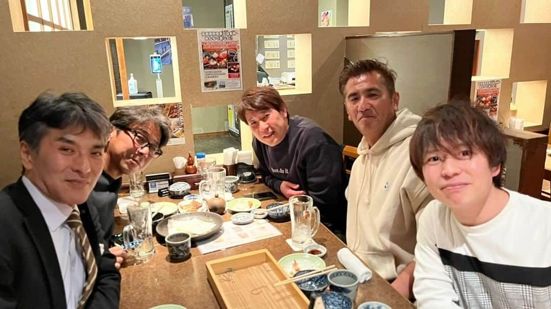 石田太志さんのインスタグラム写真 - (石田太志Instagram)「MEET UP!  先日は旭高校サッカー部の大先輩の方々とご一緒させて頂きました。 水内さんと早川さんとは3回目。 そして富澤さんとは初めてお会いしました。  また、先日のサッカーイベントにご依頼くださった旭高サッカー部の大串さんにお声掛けし、この会にお越し頂きました。 大串さんからしたらその方々と年齢が近い事もあり、共通の話題がたくさん出てきます。その話を聞かせてもらうと当時の方々がどれだけ凄かったかと再確認し僕は震えました笑 大串さんのFacebookの投稿から引用すると  “全国ベスト8、準々決勝で市船に惜敗した13期生。 早川さんと富澤さん 全国ベスト8、清水東や帝京第三に勝って準々決勝、武南に惜敗、選手権大会優秀選手の16期生で、元浦和レッズの憧れのレジェンド、水内さん。”  との事で皆さん全国に出ています💦 当時自分も頑張っていたつもり(つもりはやっぱりつもり)でしたが全国が遠かった。  改めてすごい会に参加させて頂いていました。  皆さん、とても気さくで色々な話を聞くことができ本当に楽しかったです！  またぜひ皆さんとご一緒させて頂けるように頑張らないといけないぞと感じた夜でした。 ありがとうございました！  #footbag #worldchampion #trick #performance #soccer #football #フットバッグ #世界一 #パフォーマンス #サッカー #高校 #高校サッカー部 #旭高校 #全国高校サッカー選手権大会 #浦和レッズ #福助 #サッカージャンキー」4月12日 17時56分 - taishiishida