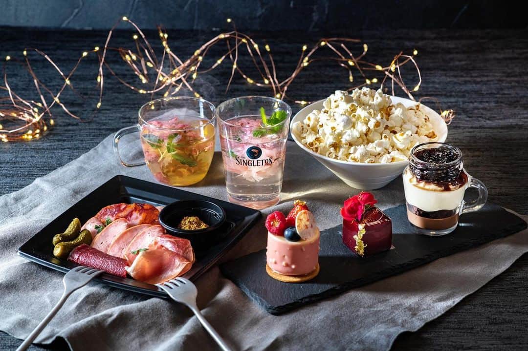 The Ritz-Carlton, Tokyoのインスタグラム：「THE SINGLETON BLSSOM LOUNGEの夜は、ライトアップされた木々に囲まれ、昼間とは違う大人な雰囲気をお楽しみいただけます。ザ・リッツ・カールトン東京による、ここでしか味わえないメニューやドリンクをご堪能ください。THE SINGLETON BLSSOM LOUNGEは、今週末4月16日まで開催しております。  The atmosphere at THE SINGLETON BLOSSOM LOUNGE shifts at night. Come and enjoy the elegant lounge after dark, with quality food and drinks prepared exclusively by The Ritz-Carlton, Tokyo. Opened until April 16. #RitzCarltonTokyo #RCMemories #BlossomLounge #ブロッサムラウンジ」