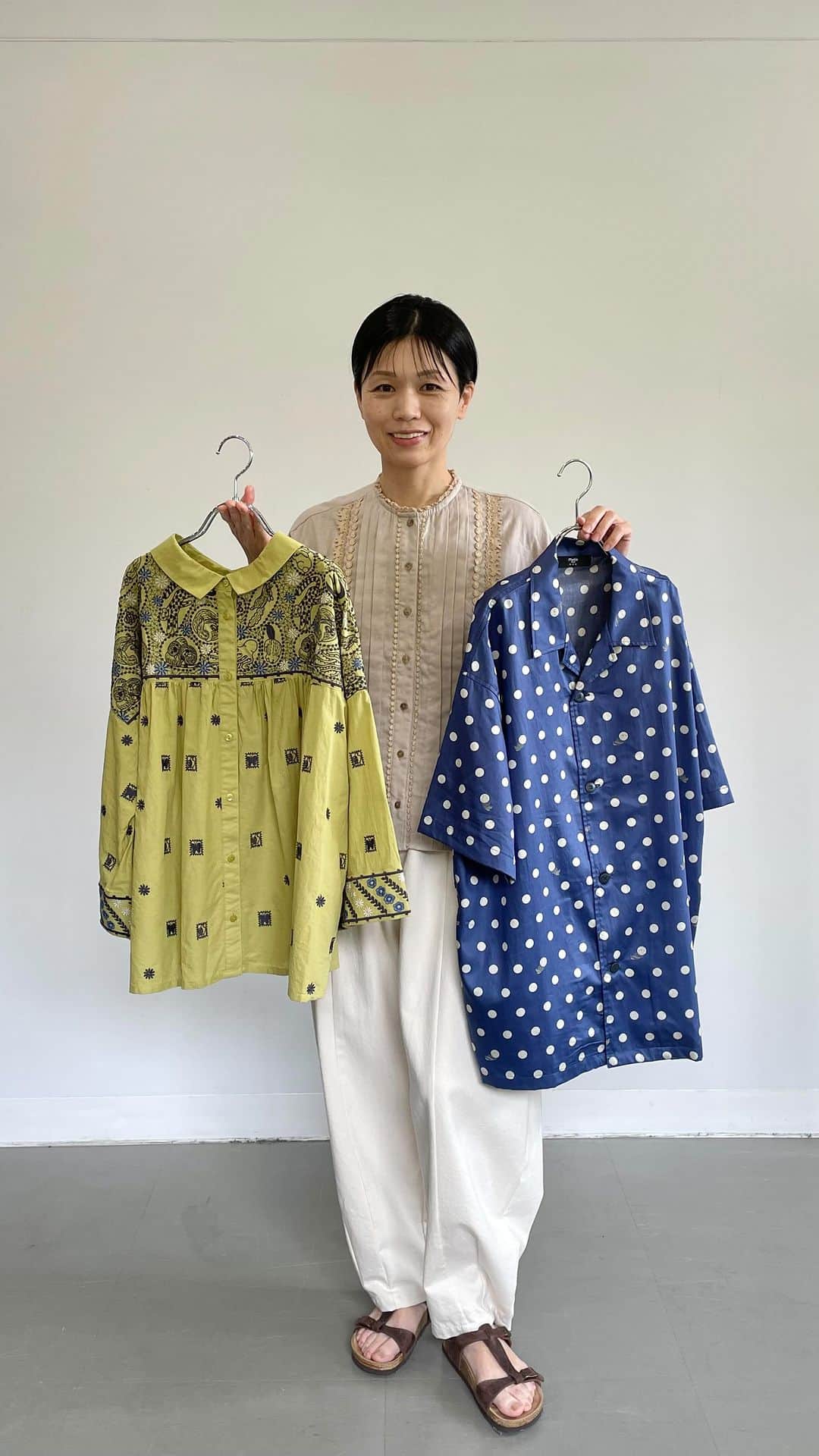 marbleSUD(マーブルシュッド) のインスタグラム：「おすすめブラウス3選🌼 モデル161cm  ①Shiba Lace ハオリBlouse ¥20,900   DENIM コクーンPants ¥16,500  ②FORKS 2WAY Blouse ¥20,900 　DENIM Big Pants ¥14,300  ③ラッコdot開襟Shirt ¥19,800 　Rabbit Star S/S TEE ¥6,930 　トロミリネン Big Pants ¥14,300 　Zukan Rabbit TOTE BAG ¥3,850  ※全て税込価格です。」