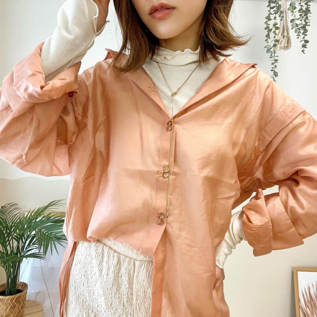池田真子のインスタグラム：「最近出番の多いネックレス♡  チェーンがないから首に通すだけで使えて着脱も簡単◎  Tops：GU Shirt：Bab Bottom：GU Accessory：CENE @cene_316l  ノットチェーンロングネックレス  #CENE #セネ #サージカルステンレス  #金アレ対応 #金属アレルギー対応 #ネックレスコーデ #ノットチェーンロングネックレス #春コーデ #コーラルピンク #カジュアルコーデ  #大人カジュアル #カジュアルファッション #シンプルコーデ #アクセサリー女子 #instagood  #pr #casualoutfit #instafashion #makoscode」