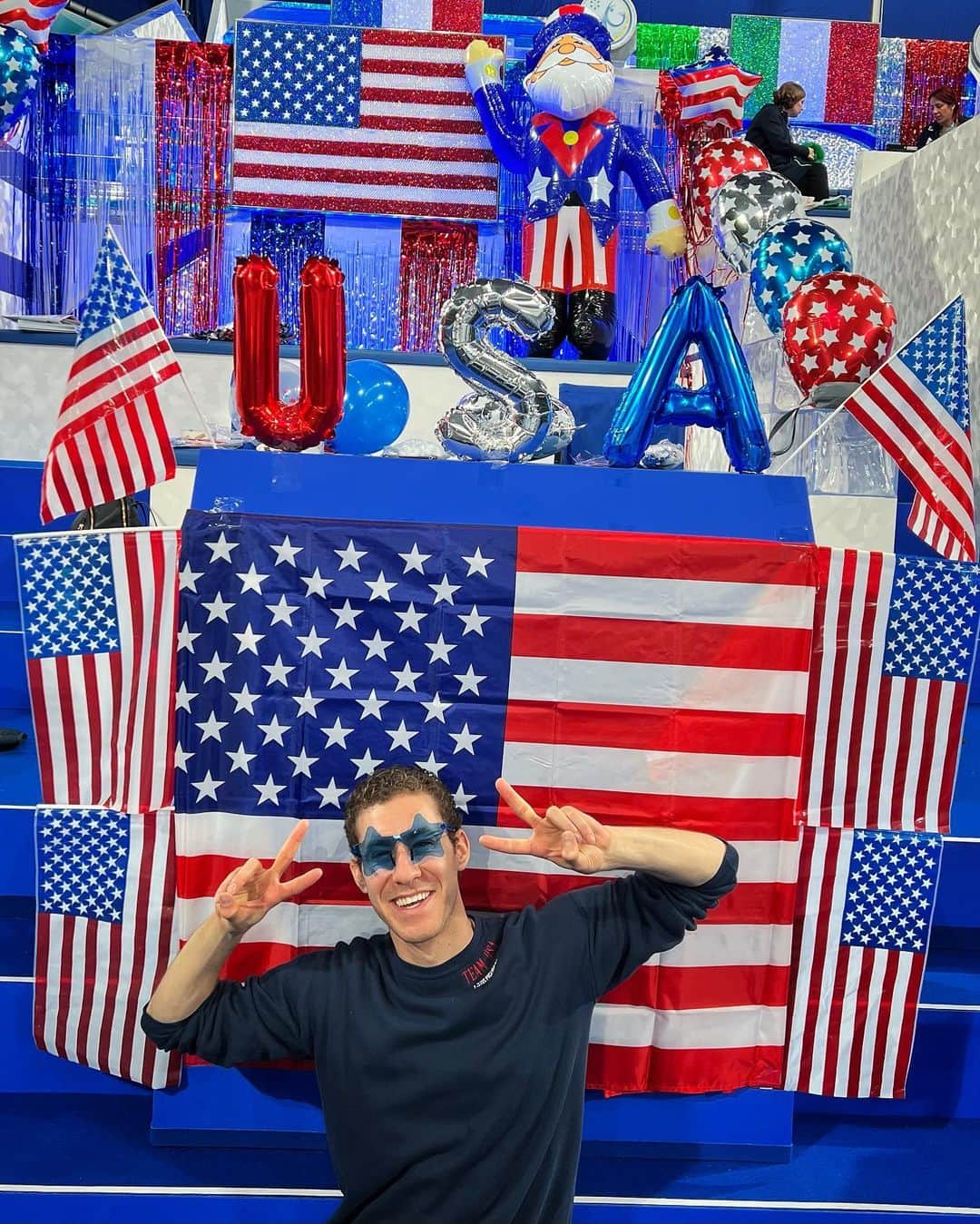 ジェイソン・ブラウンのインスタグラム：「🇺🇸🇺🇸🇺🇸 #wttfigure #teambox   The decorating has begun!! Can’t wait to cheer on my teammates tomorrow!! チームUSAのボックスです！明日はWTT！頑張りましょう！#tokyo #japan #teamusa #worldteamtrophy @usfigureskating @teamusa」