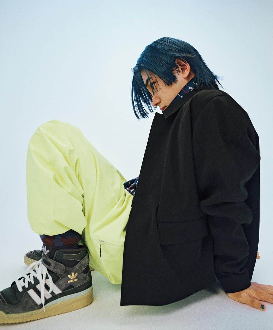 NYLON JAPANさんのインスタグラム写真 - (NYLON JAPANInstagram)「荒木飛羽が発信するヘア・ニューウェイブ  今日はどんな気分？　どんな自分になりたい？　そうだ、ヘアスタイルをチェンジしてみよう。バーチャル世界を思わせる異次元のカラーヘア、昔のドラマで見かけたファンキーなボリュームヘア、ダンディなオールバックヘア......など。イメージすればどんな自分にだってなれるはず。俳優の荒木飛羽と一緒に自分の殻を破る新しいスタイルにトライしよう。   model  #荒木飛羽 @towa_araki_  photographer @kyohei_34 styling @yang_yu0924 hair @masaki_hair  makeup @chi_i1026  #nylonjapan #nylonguysjapan #nylonjp #caelumjp」4月12日 18時00分 - nylonjapan
