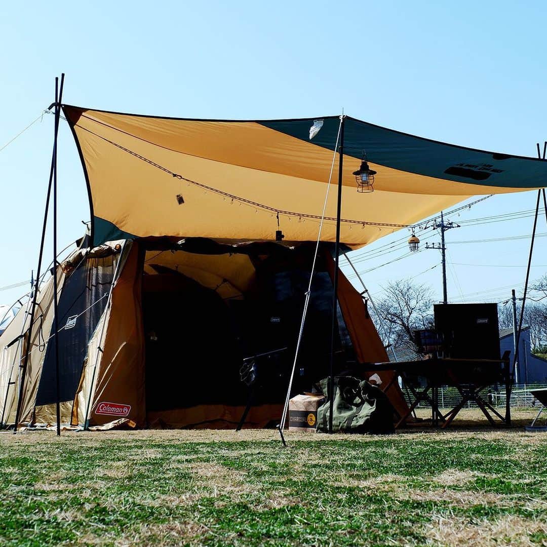 のインスタグラム：「CAMP SMILE STYLE ／ 天気の良い日はコールマンでキャンプ！ 夫婦でのんびり過ごす休日 ＼ いろんなキャンパーのキャンプスタイルを現地取材と一般キャンパーからの投稿で数多く掲載してます。 . . 詳しくは @lantern.camp webサイトをご覧ください . . #camp #camping #camplife #outdoor #travel #trip #lantern_smile #キャンプ #キャンプ用品 #アウトドア #テント #自然 #旅行 #キャンプ初心者 #キャンプ好きな人と繋がりたい #アウトドア好きな人と繋がりたい #camper #外遊び #キャンプスタイル #LANTERNCAMPINGFIELDMORIYA #デュオキャンプ #デュオキャン #LAUKA #LEDランタン #Jackery #ジャクリ #ポータブル電源 #Coleman #コールマン」