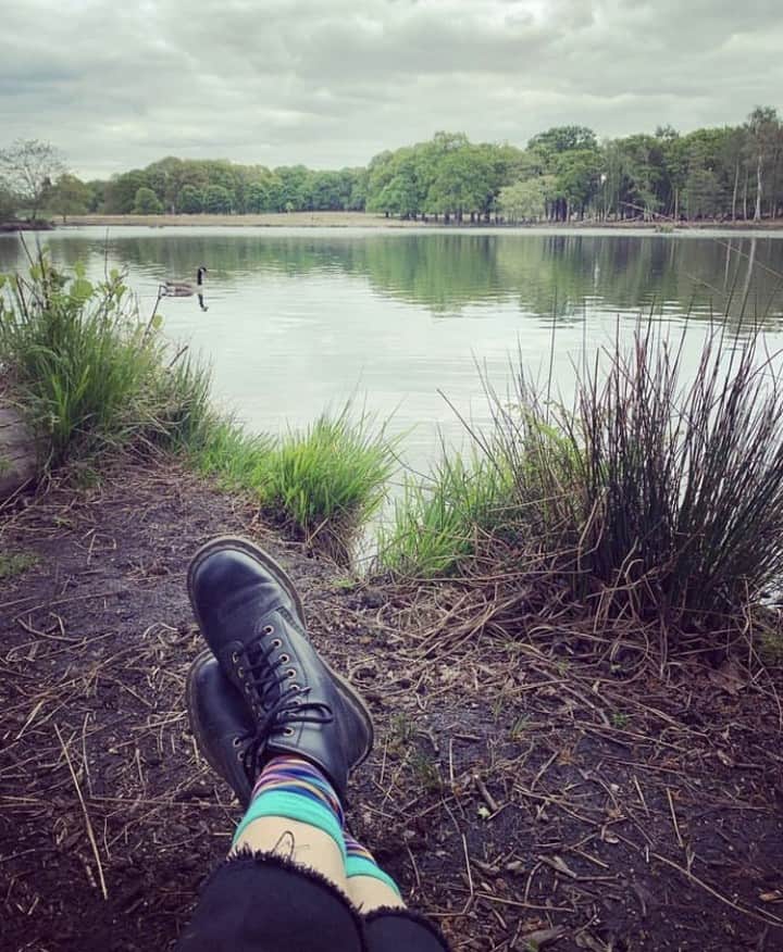 ファーン・コットンのインスタグラム：「Here is my #HappyPlaceByWater 💙 Spending time by water gives me a place to unwind, escape and helps to boost my wellbeing. Visit @canalrivertrust charity to discover your #HappyPlaceByWater  #LifesBetterByWater #CanalRiverTrust #CanalAndRiverTrust」