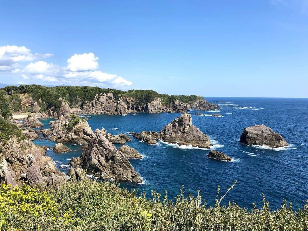 Visit Wakayamaのインスタグラム：「. Enjoy the breathtaking sight of waves crashing on these unusual rocks on Kii Oshima Island. 📸 @kazuk338 📍 Umikongo, Wakayama」