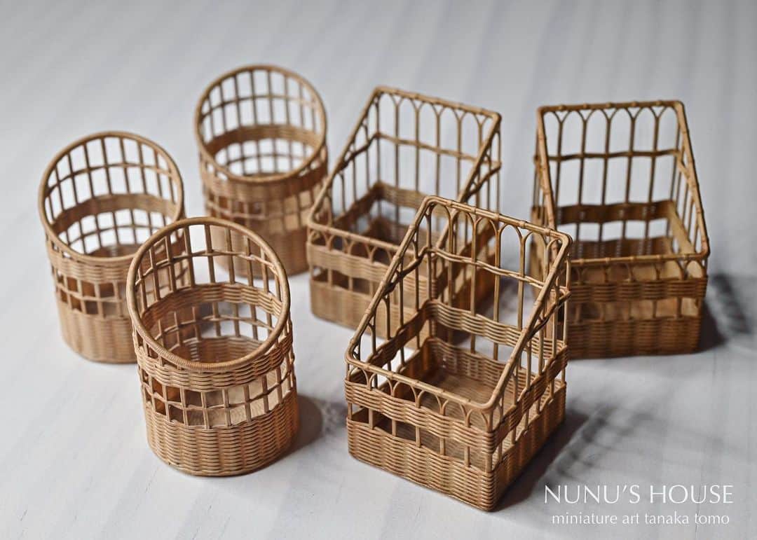 Nunu's Houseのインスタグラム：「✨  バゲットスタンドを 作りました🧺 パンを立てるためだけの存在🥖  #ミニチュア#miniature  #田中智#nunushouse  #バゲット#籠#雑貨」