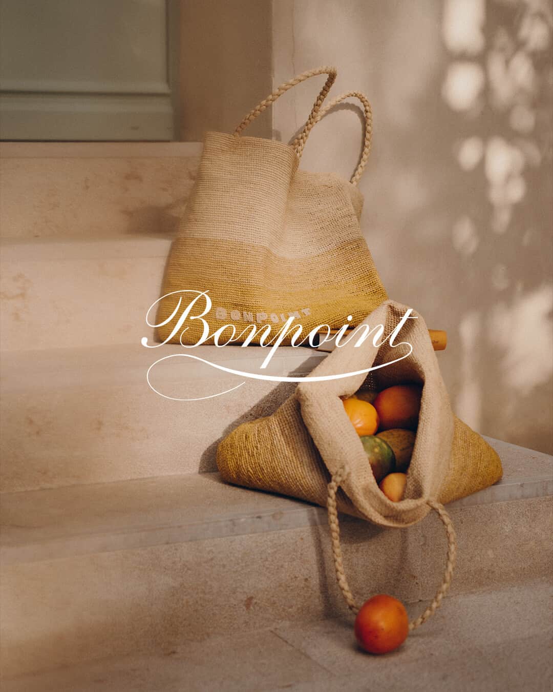 のインスタグラム：「Bonpoint Women SS23 | Full of sunshine. ​ Hand woven raffia bag to hold all the springtime essentials! ​  📷 @Charlotte_Lapalus​  #Bonpoint #BonpointFemme」