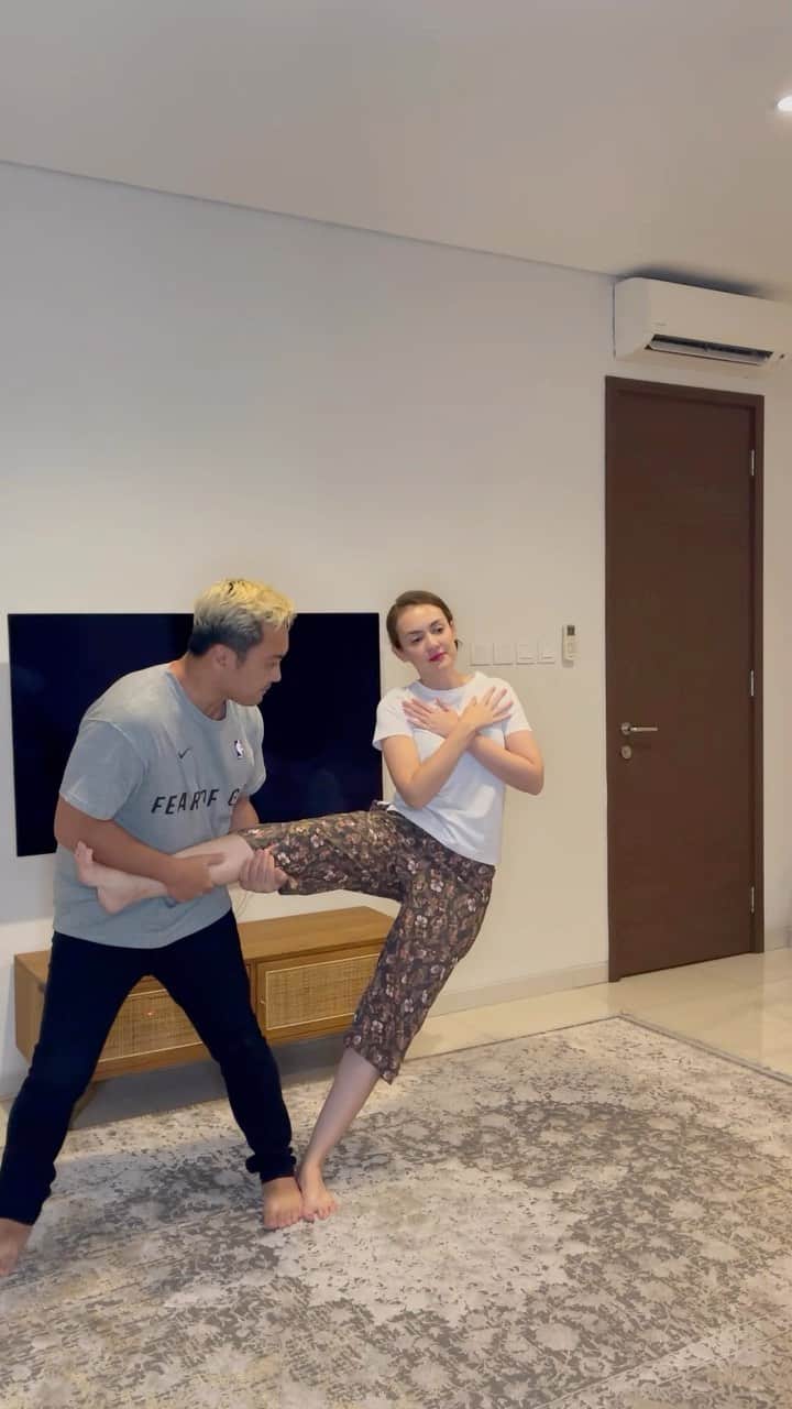 Rianti Cartwrightのインスタグラム：「Couples challenge. Kira2 apa yg terjadi setelah ini?? 🤣」