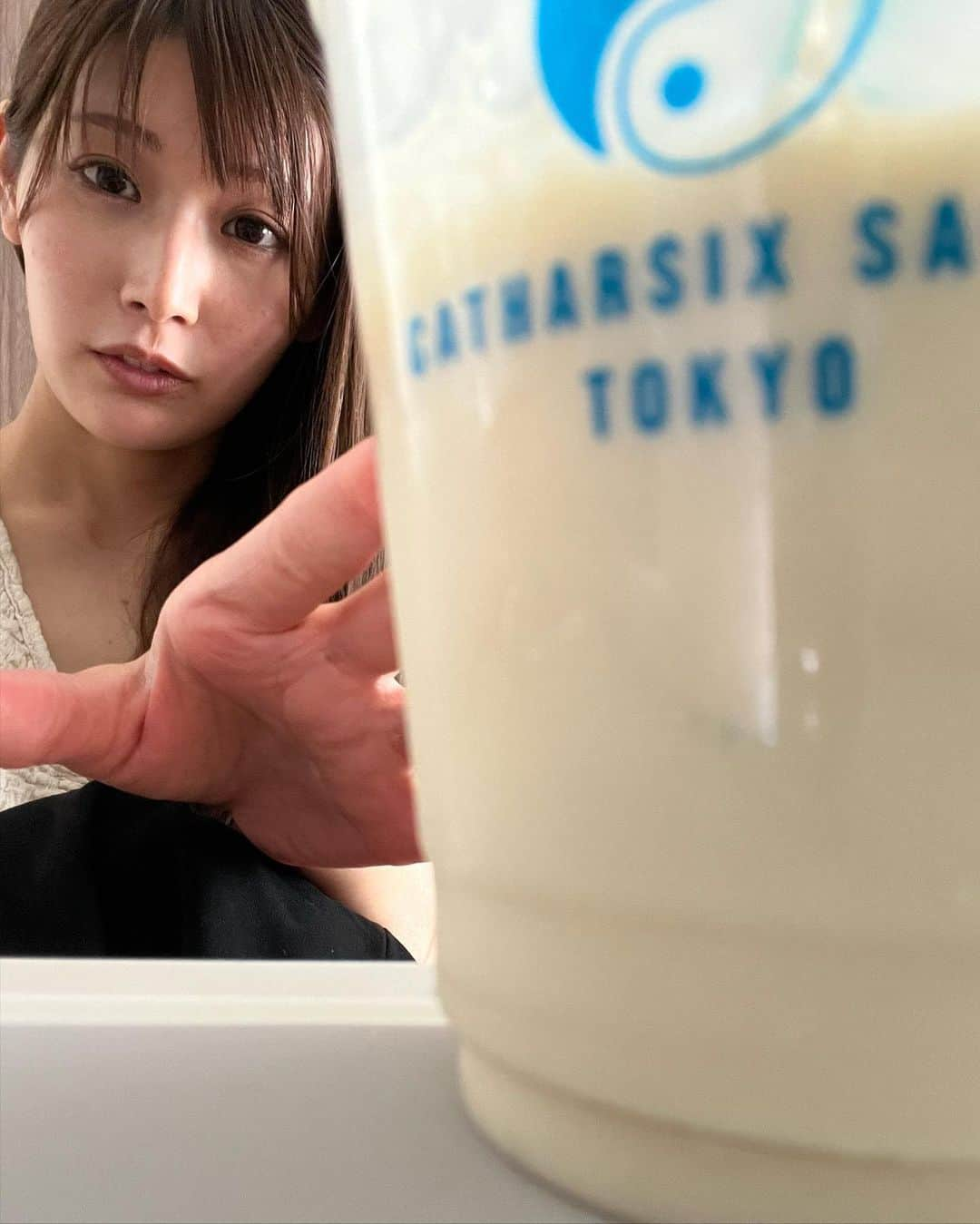 沢すみれさんのインスタグラム写真 - (沢すみれInstagram)「小顔矯正で気になっていた OASIS TOKYOさんに紹介で行ってきました☺️ @_oasis_tokyo_  @taiga0807_oasis   大雅さんの施術、 痛みはないのに歪みが減りびっくり🥺！！  本日初回でしたが、 通い続けると誓いました🫶  口を開けるときに使う筋肉の左右差がすごく、喋った時、笑った時の歪みが気になるので、改善するまで頑張ります🤝  @catharsixsalad_gym さんの ワクチンドリンクは 豆乳・お酢・はちみつ🍯らしく美味しかったのでお家で再現しようと豆乳買って帰りました🤝 手持ちのリンゴ酢で作っても美味しかった！  #恵比寿小顔  #小顔矯正 #pr」4月12日 18時06分 - sumiresour