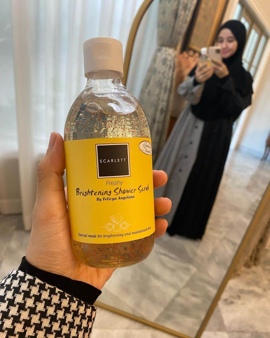 ラウディアシンシアベラのインスタグラム：「Bismillah...  Hi, Sahabat Scarlett gimana puasanya? Semoga masih tetap semangat ya, untuk menjalankan puasa dan ibadah-ibadah lainnya.  Nah, sore-sore gini kayanyaa jadi seger pakai Shower Scrub varian Freshy! Selain wanginya yang segerr, insyaAllah kandungannya juga baik untuk merawat kulit kita. Bikin tubuh ter-recharge lagi setelah letih seharian🥰  Kandungan aktif yang ada di dalamnya yaitu Gluthatione, Vitamin E, Hydrolized Collagen, Niacinamide dan Kojic Acid yang efektif untuk membantu menutrisi dan membantu merawat kulit tubuh dengan maksimal sehingga tetap lembap, cerah dan sehat, InsyaAllah💛」
