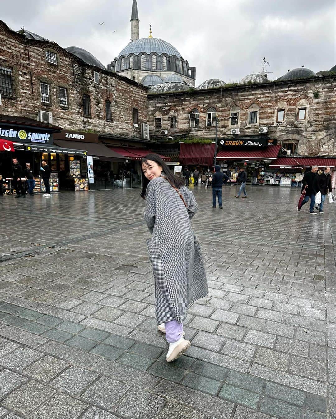 岩間恵さんのインスタグラム写真 - (岩間恵Instagram)「アジアとヨーロッパが出会う国、 トルコに来ています🇹🇷  イスタンブールはあいにくのお天気☔️で、なかなか太陽と青空が見えなかったけど、それでも魅力がたっぷり伝わる街。  あらゆる面で深い歴史がある国で知れば知るほど今この地に"トルコ共和国"が存在するのが感慨深いです。  ちょうど今年は、トルコ共和国建国から100周年！ そんな記念すべき年に訪れることができて嬉しい😆  ...トルコのグルメや歴史や観光スポット諸々、たっぷり動画で撮影しているのでYouTubeお楽しみに🫶💓  @go__istanbul @goturkiye @goturkiye_jp  #GoTürkiye #Goİstanbul #İstanbulisthenewcool」4月12日 18時09分 - iwamame