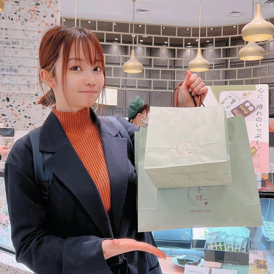 さくまみおのインスタグラム：「最近ハマってるお抹茶ブランド千休(@matcha_senkyu )さん🍵 社長のなまっちゃ(@namatcha_39 )さんが同じ美容室ってことで知ったんだけど、美味しいのはもちろんグルテンフリーとかにもこだわられてるところが好きで今もこれ書きながら食べてる🍪( '༥' )ŧ‹"ŧ‹"ŧ‹"ŧ‹"ŧ‹"  渋谷スクスクでポップアップストアされてたから新発売のカヌレがどうしても食べたくて初日の朝から行ってきた！ すぐ食べちゃったから写真撮り忘れちゃったけど😇 外はカリッカリ中はしっとりこだわりの抹茶クリームがたっぷり入ってて午後には売り切れたのが納得の味でした🍵  自分がこだわり性だからか周りにもこだわり強い人が集まってきたり、ブラ作り始めたら自然と周りにも物作りする人が集まってきたりして最近すごく楽しい✨学生時代は変人扱いされてばかりだったから笑( ˙꒳​˙ )ﾅﾝﾃﾞﾀﾞ…  #千休 #抹茶 #抹茶好き女子 #渋谷スクランブルスクエア」