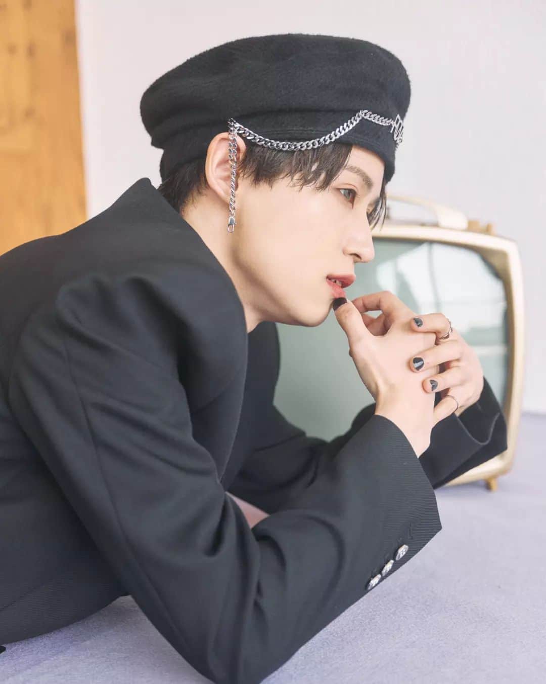 ヒョクのインスタグラム：「Concept Photo3  4TH SINGLE - KISS U OFF - 2023.04.21(FRI) DIGITAL RELEASE  #leeminhyuk  #kissuoff #hyuk  [今日のコメント] エモさ出てるかな？実はこのコンセプトフォト3はスカートだったんです！」