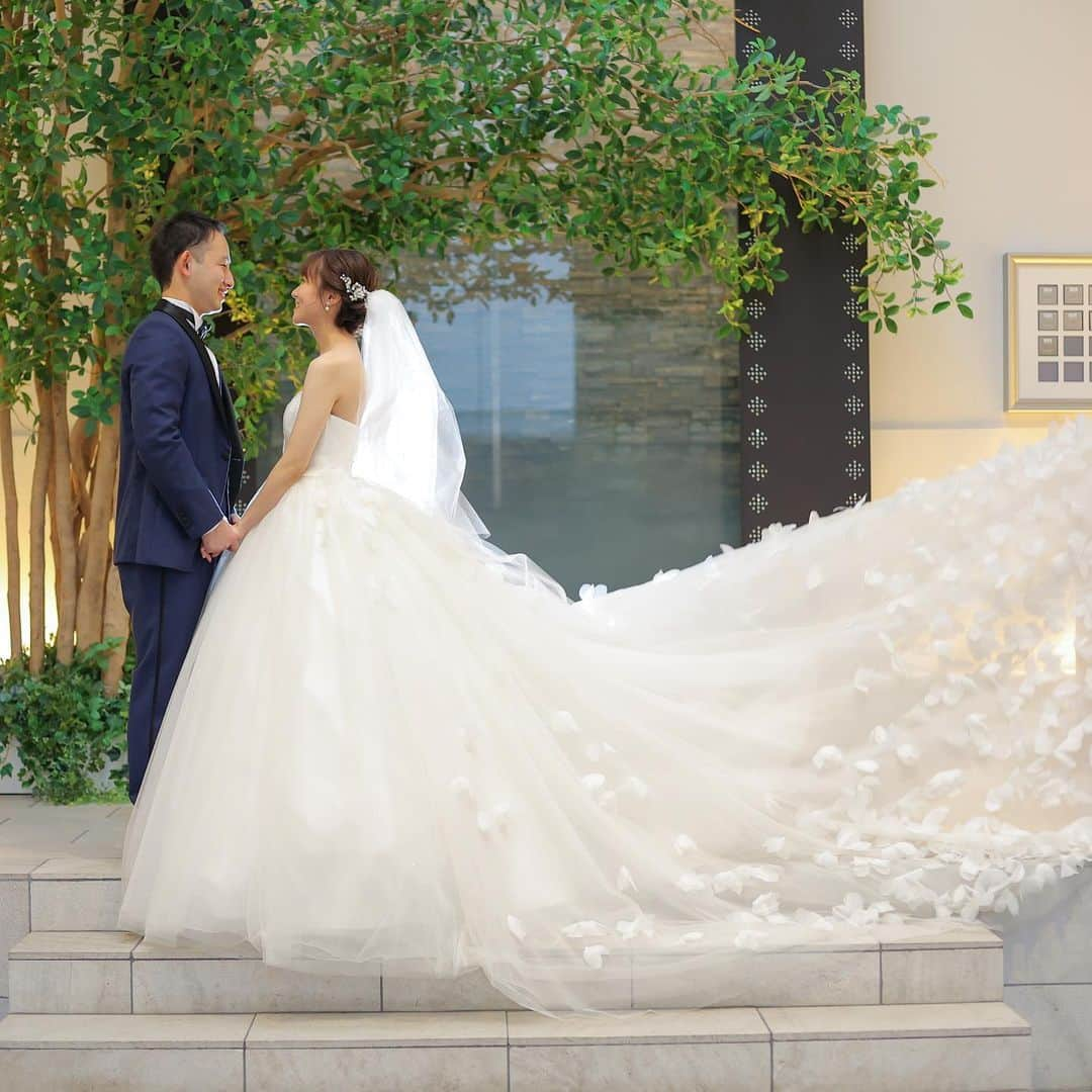 結婚式場ブランレヴュー宇都宮アクアテラスさんのインスタグラム写真 - (結婚式場ブランレヴュー宇都宮アクアテラスInstagram)「・ \洋装前撮りフォト📷/ ブランレヴューでの前撮りは プレ花嫁様に大人気✨ 本日は洋装で前撮りを行った方々の お写真をご紹介♬  ①芝生にお座りショット ブランレヴューのガーデンは 床一面が天然芝🍃 そんなガーデンを生かしたショット グリーンがとても映えるお写真です  ②影を使用したショット ブランレヴューのエントランス装飾を 活用した影ショット おふたりとシルエットが ムーディーに映し出されます  ③顔むぎゅショット 相手の顔をむぎゅっと握ったショット お二人の表情がかわいすぎる！ 自然な表情が引き出され 楽しい撮影のお時間にも⏰  ④ドレスショット 前撮りだからこそできる ドレスフワッとショット👰‍♀️ 花嫁様憧れの一枚！  ⑤顔隠しショット お二人のお顔をブーケで隠したショット ウェルカムボードやウェルカムスペースに おしゃれな一枚として飾る方がとても多いです♪  ｡.｡･.｡*ﾟ+｡｡.｡･.｡*ﾟ+｡｡.｡･.｡*ﾟ+｡｡.  ご予約は @blancrevue_wedding  HPよりお待ちしております！  お会いできますことを キャスト一同心より たのしみにしております♡  ⁡ #ブランレヴュー宇都宮アクアテラス#ブランレヴュー#ビアンカ花嫁#フィオーレビアンカ花嫁 #栃木結婚式場#栃木花嫁#宇都宮結婚式場#宇都宮花嫁#dearswedding#dears花嫁 #プレ花嫁#全国のプレ花嫁さんと繋がりたい #日本中のプレ花嫁さんと繋がりたい #ウエディングドレス#ウエディングケーキ #ウエディングフォト#ウエディングブーケ  #ウエディングアイテム  #フォトウエディング  #フォト婚  #結婚式コーデ  #和装前撮り #和装  #和装ヘア #和装結婚式  #前撮り #前撮りポーズ  #前撮りヘア #前撮りアイテム」4月12日 18時11分 - blancrevue_wedding