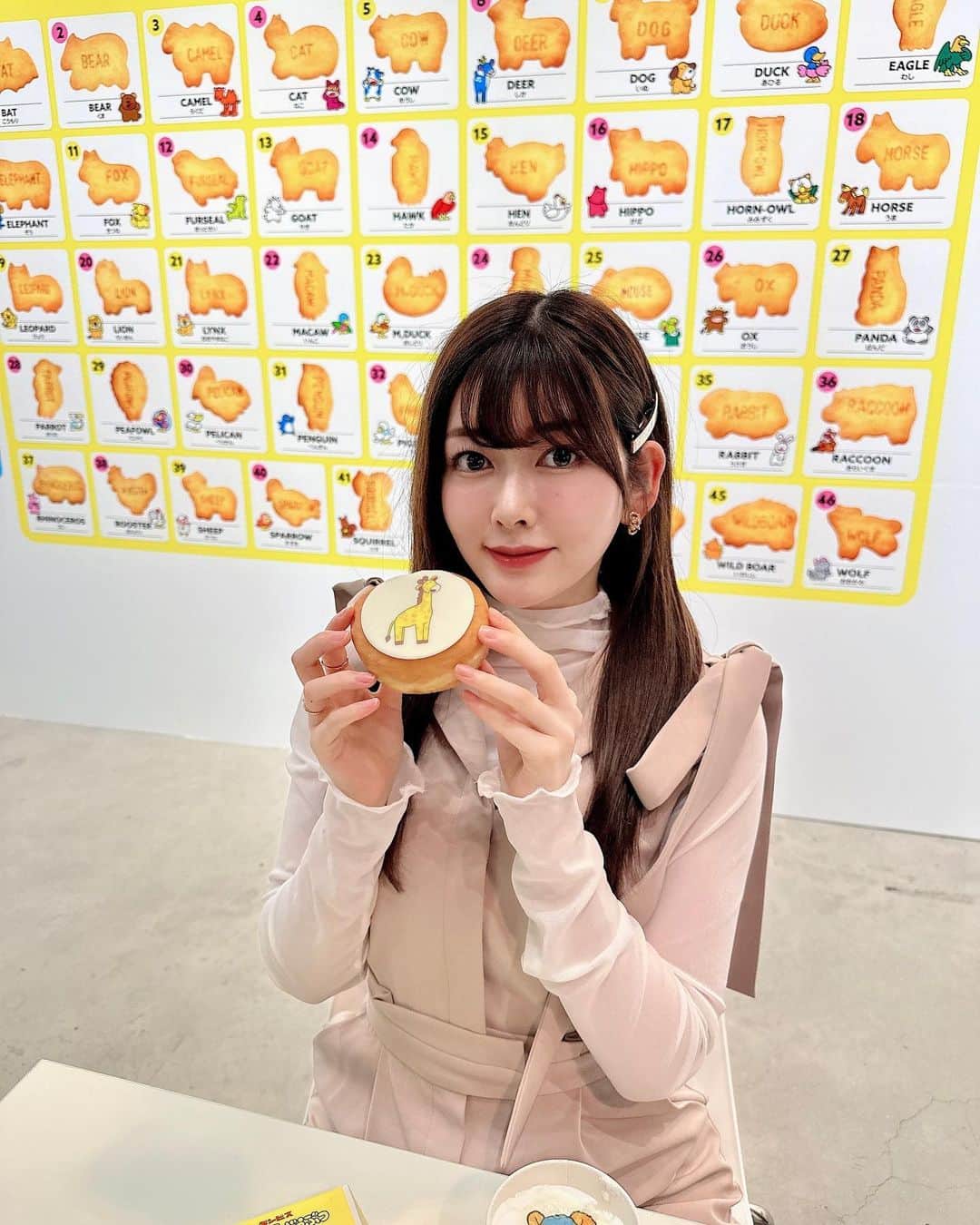 のインスタグラム：「. たべっ子どうぶつLAND行ってきた🐘🦒🤍  めーっちゃかわいかったあ🥹🫶🏻  フォトスポット沢山あるし、バーコードをカメラに写したら ＡＲでたべっ子どうぶつのキャラクター 映し出されてめっちゃかわちい🫶🏻💗  フードは、ドーナツとカフェラテ頼んだ🤍  平日の16時以降が空いててチケットは買わなくてもグッズは買えるよお🫶🏻🤍   🎡たべっ子どうぶつLAND🎡 🦒期  間: 2023年3月18日(土)〜5月14日(日) 🐘営 業 時 間: 11:00〜20:00 ※1時間1枠入れ替え制(19:00最終受付)  🐈場  所: 東京ドームシティ Gallery AaMo(東京都文京区後楽1-3-61) ※最寄駅:JR「水道橋駅」東口 他 🦁入 場 料: 小学生以下:無料 / 中高校生:500円 / 大人(大学生以上):800円  入場チケット:2月25日(土)8:00より販売中 ※詳細は以下サイトをご確認くださいませ 専用URL:https://l-tike.com/tabekko/  公式サイト :https://tabekkoland.jp/ 公式Twitter:@tabekko_cafe https://twitter.com/tabekko_cafe  #たべっ子どうぶつ #たべっ子どうぶつLAND #たべっ子どうぶつ_pr #期間限定イベント #ギンビス #東京ドーム #東京ドームシティ」