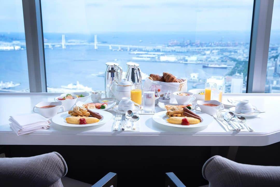横浜ロイヤルパークホテルのインスタグラム：「. お部屋でゆったりと朝食を🫧  窓際にカウンターを設置した人気の客室、スカイリゾートフロア「アトリエ」。 そのカウンターでルームサービスの朝食を楽しめる宿泊プランはいかがでしょうか。  窓から望む朝の風景は、夜景とはまた違った美しさです。  ゴールデンウィークや休日のお出掛けに、優雅なホテルステイをお楽しみください。  プランの詳細はホテルホームページより「ご宿泊」→「宿泊プラン一覧」をご覧ください。  #横浜ロイヤルパークホテル  #yokohamaroyalparkhotel」