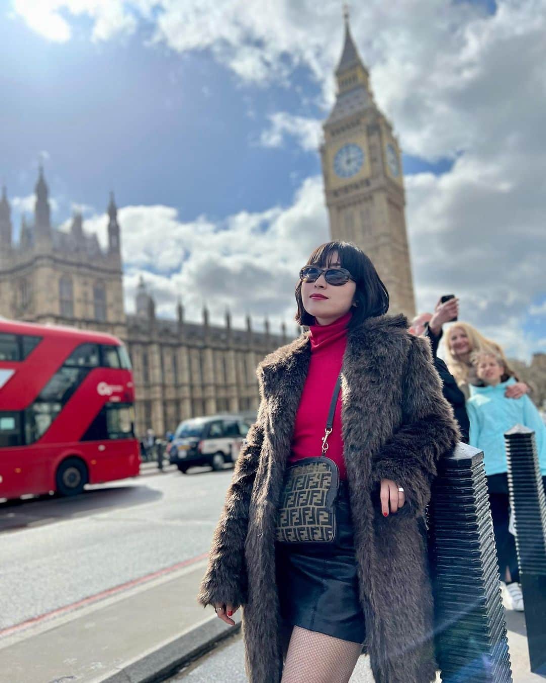 中里亜美さんのインスタグラム写真 - (中里亜美Instagram)「超観光してます。 ビッグベンはデカっ！！ってなった。 大雨からの青空で澄み渡っていた！  最後のはロンドンブリッジからみたタワーブリッジです… あんま良い写真じゃなくてすんません。  #bigben #uk #uktrip #イギリス #ビッグベン #観光 #なかざと_旅」4月12日 18時21分 - __ami__go__