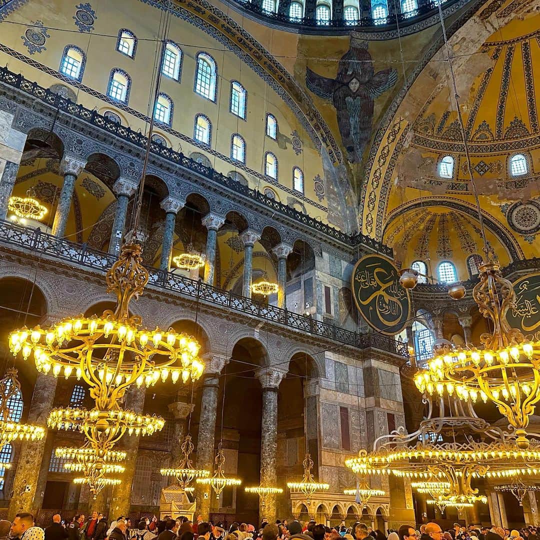 友永真也さんのインスタグラム写真 - (友永真也Instagram)「トルコのイスタンブールに来ました🇹🇷  イスタンブールはヨーロッパ大陸とアジア大陸が出会う場所で、これまでに色んな文化、歴史が入り混じった所です😄  絶対に訪れたい所はアヤソフィアでした！！ ここは1500年前にキリスト教の大聖堂として建てられ、その後はローマカトリック、イスラム教、博物館、イスラム教と宗教は違えどそのまま昔の姿で現存しています！ その当時日本は飛鳥時代でした🇯🇵  地下宮殿のバシリカ・シスタンは別世界でした🖼️  世界三大料理のトルコ料理は豊富なスパイスでバランスよく調理されていて、昔から大好きです😄 特にケバブ🥙✌️  ギリシャ料理だと思っていたムサカも元々はトルコ料理でした🍳  とても学びになる国です🇹🇷  @goturkye @go__istanbul  #GoTürkiye #Goİstanbul #i̇stanbuli̇sthenewcool  @goturkiye_jp」4月12日 18時14分 - tomonaga_shinya
