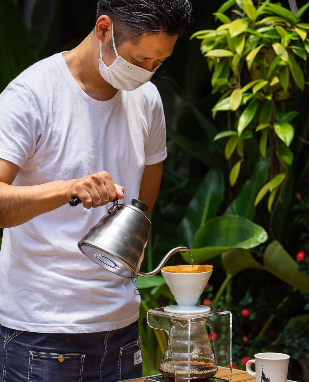 ESTINATE HOTELのインスタグラム：「ESTINATELOUNGEでは、コーヒーにもこだわっています☕⁠ 那覇市の栄町にある「potohoto」さんに豆をブレンドして頂いています。⁠ カフェ利用や、食後の一杯としてぜひお試しください～！⁠  -----  At ESTINATELOUNGE, we take our coffee seriously ☕ We have our beans blended by "potohoto" in Naha City's Eimachi. Come try it out for a cafe visit or a post-meal drink! ⁠  ESTINATELOUNGE非常注重咖啡的品質☕ 我們的咖啡豆是由那霸市栄町的「potohoto」咖啡豆調配而成。 歡迎您來嚐嚐我們的咖啡，或在用餐後喝一杯！⁠  -----⁠ ESINATE HOTEL NAHAは、旅の次が見つかるカジュアルホテルです！👉@estinate_hotel_naha⁠ ⁠ 『旅は不完全なほどおもしろい、⁠ 旅の計画には余白を。⁠ それは、あなたの旅が素晴らしい体験になる第一歩』⁠ ⁠ #estinatehotel⁠ #estinatelounge⁠ #livelyhotels⁠ #naha#okinawa#okinawahotel#okinawatrip#visitokinawa#那覇ホテル#沖縄ホテル#那覇観光#那覇旅行#沖縄観光#沖縄旅行#沖縄行きたい#国内旅行好き#コーヒータイム #沖縄カフェ #那覇ランチ #手沖咖啡」