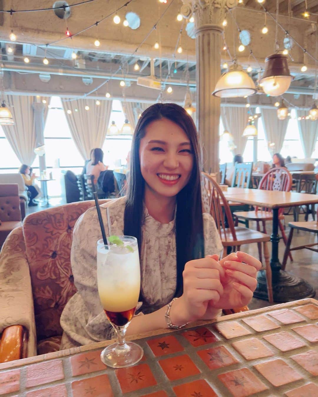 相楽伊織さんのインスタグラム写真 - (相楽伊織Instagram)「笑顔褒められたから載せちゃう🫶🏻 お友達が撮ってくれました(｡･ω･｡)  ジンジャエールは、ジュースだけど 身体に良さそうだから飲んでもいいって自分の勝手ルール。 そういう小さい自分だけルールが私は多いです⚠︎  皆さんは自分の勝手ルールありますか？  #smile #cafe #渋谷カフェ」4月12日 18時20分 - _iorisagara264_