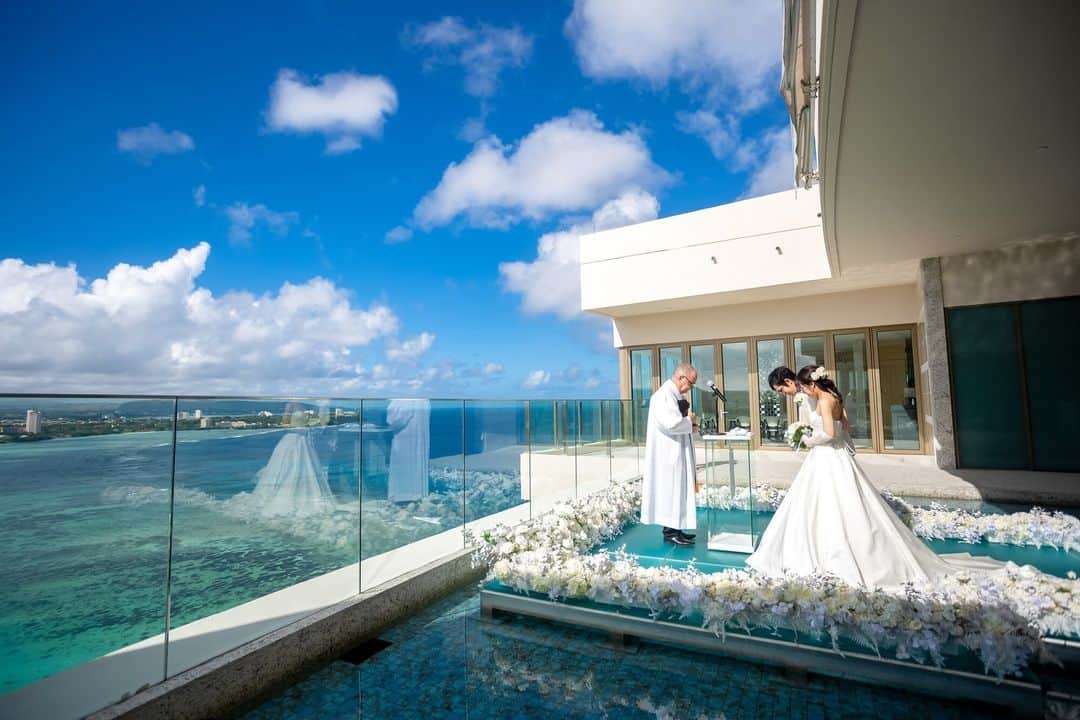 ARLUIS WEDDINGのインスタグラム：「@arluiswedding  まるで青空の中に立っているかのような、オープンエアの空間。 この天空のステージで叶えるおふたりらしいプレミアムなウエディングを。 ーーーーーーーーーーーーーーーーー Area：Guam Chapel : #プレミアスカイウエディング ーーーーーーーーーーーーーーーーー   #アールイズ花嫁 @arluiswedding をつけて投稿してください！ 公式IGでご紹介させていただきます。  #arluiswedding #arluistravel #arluisdress #アールイズウエディング #アールイズトラベル #アールイズドレス  #プレ花嫁 #卒花嫁 #2023wedding #resortwedding #weddingphoto #ウェディングフォト #グアム挙式 #リゾートウェディング #グアムウェディング #挙式レポ #ビーチフォト #リゾート挙式 #海外挙式 #リゾ婚 #guam #グアム #グアム旅行 #ハネムーン #結婚式 #ウェディングドレス #ザツバキタワー #thetsubakitower」