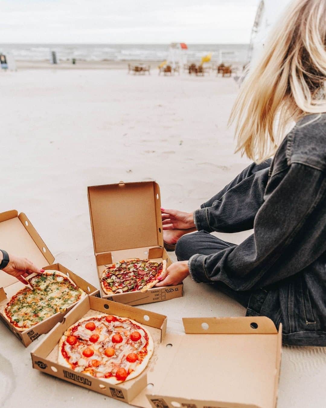 Pica LuLūのインスタグラム：「Ziema atkāpusies un picas atkal var baudīt pie dabiņas! 🌊🍕」
