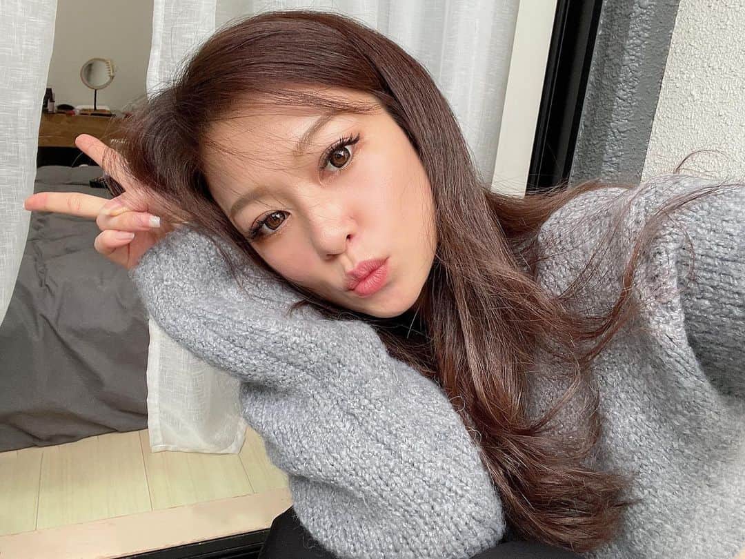 長谷川唯のインスタグラム：「・ ・ やっほーー✌🏻🤍 ・ ・ @a_clinic_ginza 加藤先生 @aclinic_katoh で《Aスレッド》を受けてたから約一ヵ月経ったけど、腫れは多少は出たけど周りから分からないくらいでメイクをすれば全然大丈夫だったー🤍 ・ ・ 私は口横のたるみやほうれい線がとくに気になっていて、一年に一回はやってるの！！私みたいに悩んでたり、やってみたいなぁ〜って方はAスレッドはおススメだよ😌✨ ・ ・ 糸リフトは大事なアンチエイジングだと私はおもってる💕 ・ ・  #aスレッド #糸リフト #aclinic #aclinic銀座 #aclinic横浜 #aclinic新宿 #aclinic名古屋  #aclinic大阪 #aclinic福岡 #aclinic池袋 #aclinic仙台 #aクリニック #エークリニック #小顔  #リフトアップ #美容外科 #美容皮膚科 #美容クリニック #スレッドリフト #小顔整形 #たるみ改善 #加藤礼子#おうち時間 #me #happy」