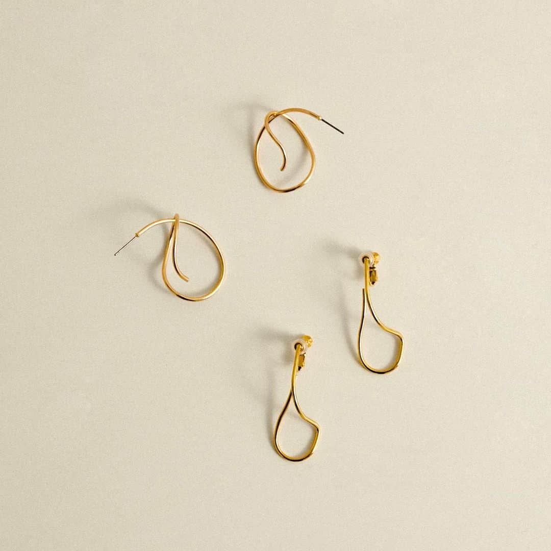 のインスタグラム：「［ear accessory］  メタルカーブクロスフープピアス ¥1,980(tax incl.)  カーブラインイヤリング ¥2,310(tax incl.)  存在感のある個性派イヤーアクセサリーで顔まわりを華やかに。  #smellyjp#acc#accessory#pierce#earring#earcuff#ring#bracelet#bangle#necklace#hairaccessory ⁡」