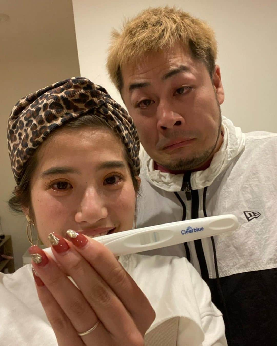 でっぱりんさんのインスタグラム写真 - (でっぱりんInstagram)「先に言います。 妊娠した訳じゃないです🙏  妊娠発覚した2年前の いまの時期の写真です🤰📷  じゃあ本題へ🤲  妊活中何回もでて欲しいと願ってた線が出て 本当嬉しかったなぁ。  が！しかし、妊娠中の辛さは まだこの時知らなかった😨  今となってはという感じだけど 当時は本当に本当にきつかったつわり。  あんだけ望んでた妊娠なのに もう妊娠無理。 こんなキツいなら妊娠しなければよかった。 なんて思ったこともありましたね🥹  そのくらい辛かった  ワタシの場合 妊娠わかってすぐつわりスタートで 最初は食べつわりやったんやけど 徐々に食べるのも無理になって。 でも食べなかったら気持ち悪くて吐く。 食べれそうな時に頑張って食べたら次は全部吐く。 そしてリビングの臭いが無理すぎて吐く。  という何しても吐くし 何しても気持ち悪いという状態🥲  次に辛かったのが 犬達の匂いがダメになったこと。 リビングに降りるの無理やったもん😭  何しても気持ち悪い・吐く状態が続くししんどいしで 一日過ぎるのが超絶長かった。  やけん私が時間早く過ぎるためにやったこと。 TikTokをみる！！！笑  TikTokってその時その時で流行りの歌とかがあるんやけど 私はその当時に流行ってた歌を聞くと いまだに思い出して気持ち悪くなるから絶対に聞けない。笑  そのくらい、、つわりはキツかった😟  だから妊娠中のお嫁さんには優しくしてあげて！🫶❤️  妊娠中に言われたことや されたことは一生忘れない！！！  2枚目の写真は 妊娠中に旦那が作ってくれたご飯特集🍚笑  私は旦那の優しさ一生忘れない！  👍  妊娠体験談とか私に話して欲しいことあれば 是非コメントにお願いします〜 話が長くなりそうならブログに書きます🌈  #でっぱりん #妊娠中 #妊娠 #ママ #つわり #辛い #つわりは辛いよ」4月12日 18時30分 - aaaya109