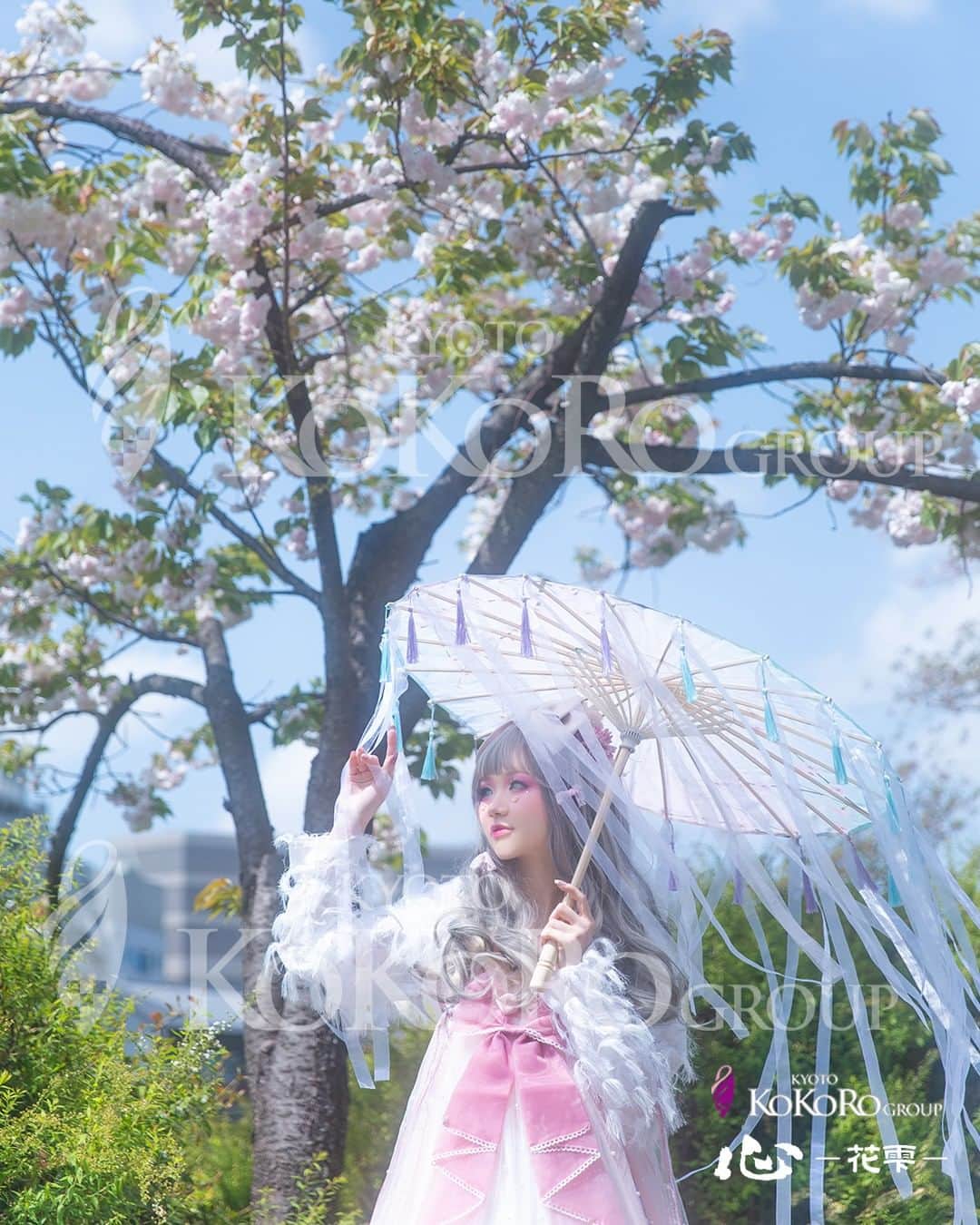 心－花雫－さんのインスタグラム写真 - (心－花雫－Instagram)「#心花雫  先日、「和風ろりぃた」野外撮影プランをご体験のお客様をご紹介致します✨ 桜はもう葉桜になってきていましたが、いつも見る桜と少し違う桜さんや、青いお花や新緑で、可愛くご体験頂きました💛  #変身写真 #ロリータ #ロリータファッション #lolita #和風ロリータ #着物 #京都ココログループ #京都観光 #着物コーディネート #メイク」4月12日 18時26分 - kokoro_hanashizuku