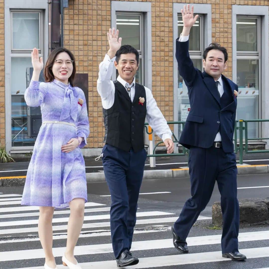小林健一のインスタグラム：「先日に続き、チラシ撮影時、別ショット。 何に使うかわからないけど、とにかく色んな写真を撮りました！ 女性陣？の写真いいですねぇ！ #動物電気 #念力山動く  #30周年」
