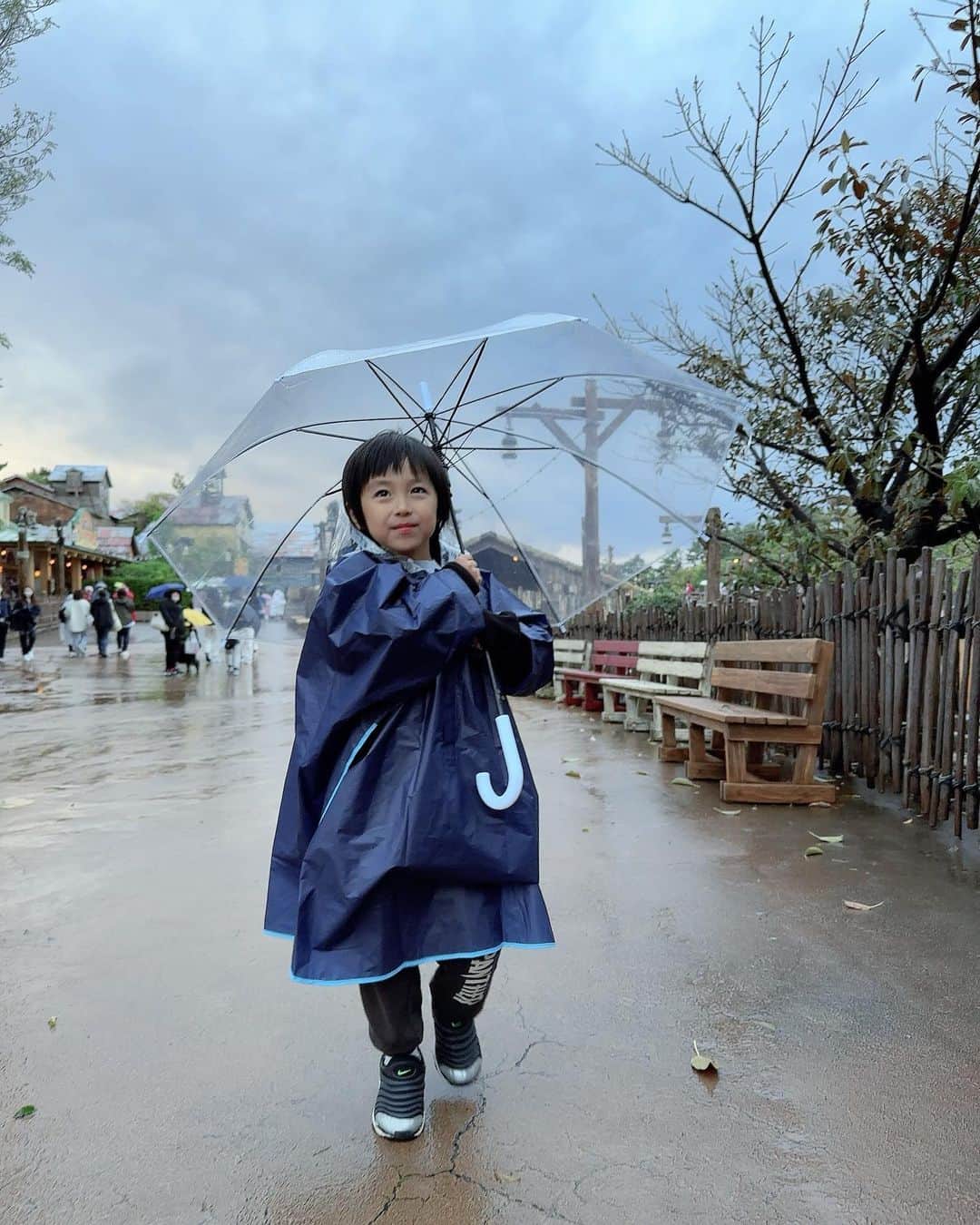 川崎希さんのインスタグラム写真 - (川崎希Instagram)「雨でも楽しいディズニー☔️❤️  #ディズニーシー  #寒いのだけ苦手だから夜用に上着必需品 #傘とレインコートはディズニーシーで調達しました」4月12日 18時29分 - kawasakinozomi