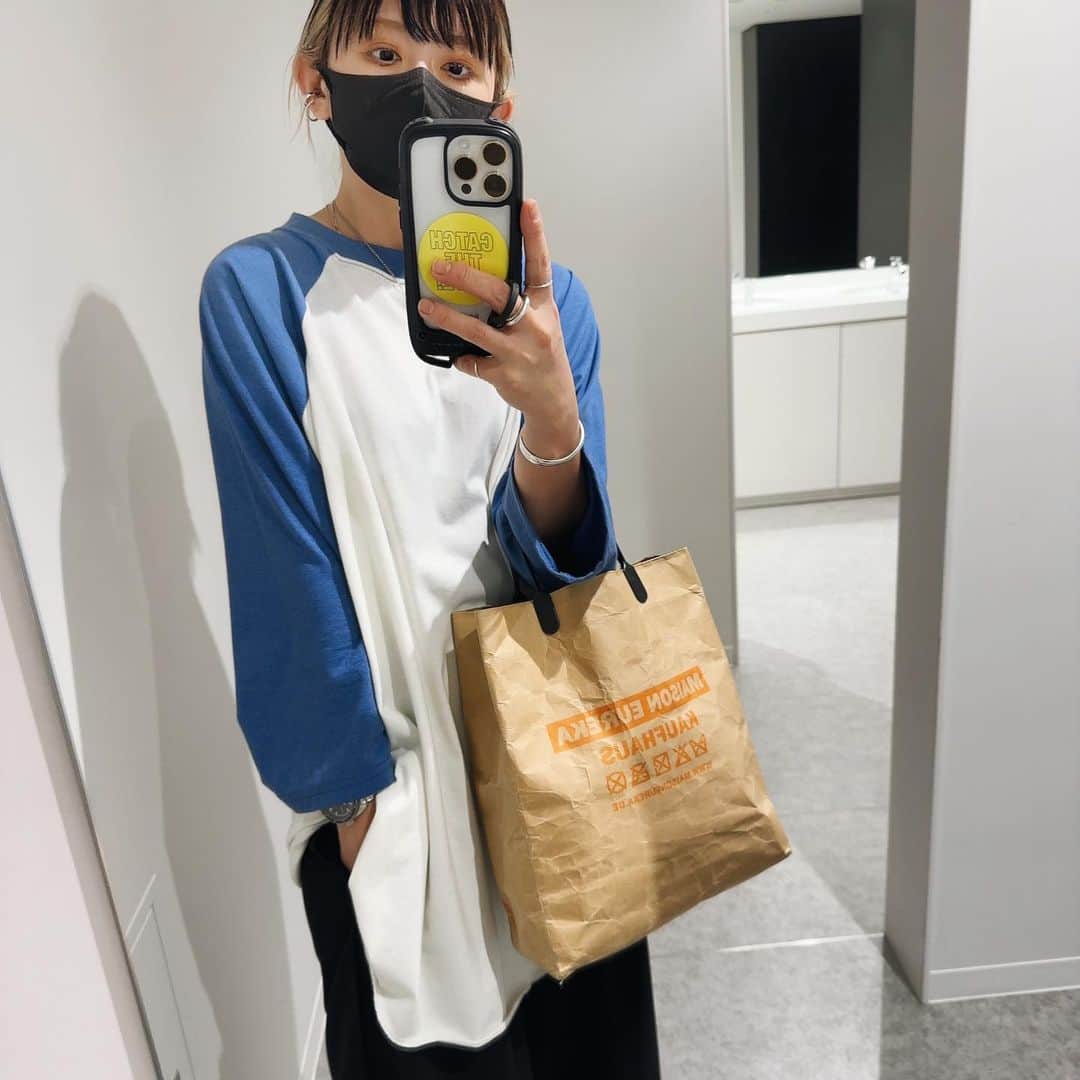 mayumiのインスタグラム：「ヒノキなのか黄砂なのか風邪なのか… 鼻の奥までひたすら違和感の４月です🫥 . . tops #journalstandard #ALORE pants #antiqua bag #maisoneureka . . *」