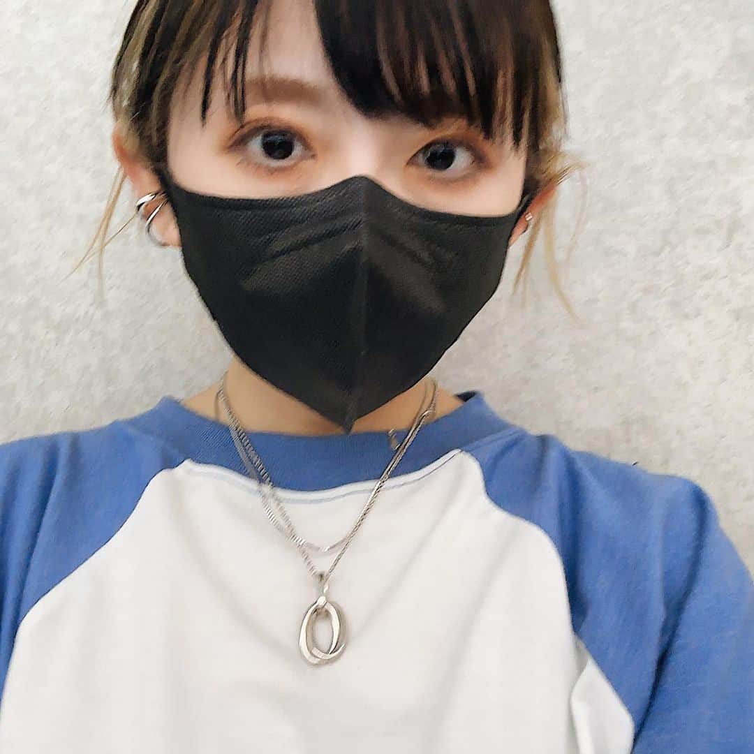 mayumiさんのインスタグラム写真 - (mayumiInstagram)「ヒノキなのか黄砂なのか風邪なのか… 鼻の奥までひたすら違和感の４月です🫥 . . tops #journalstandard #ALORE pants #antiqua bag #maisoneureka . . *」4月12日 18時38分 - may.uuuu.mi